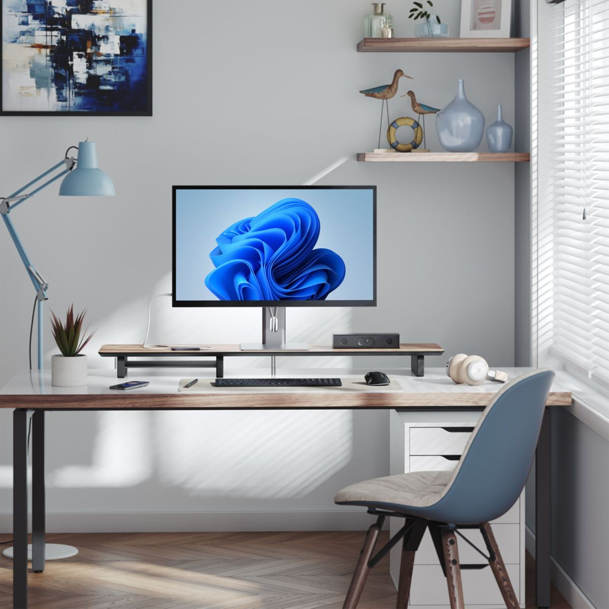 Una scrivania con un monitor che mostra un motivo blu.