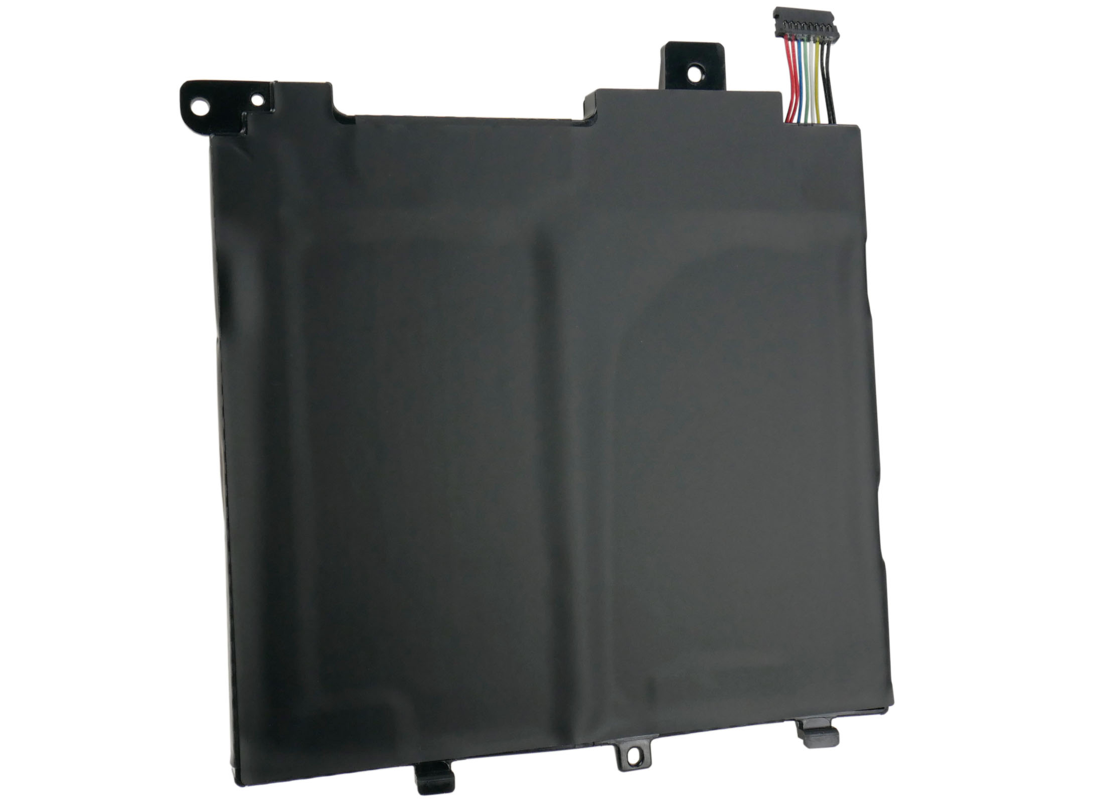 Czarna bateria z kablami. Prostokątny kształt z zaokrąglonymi rogami.