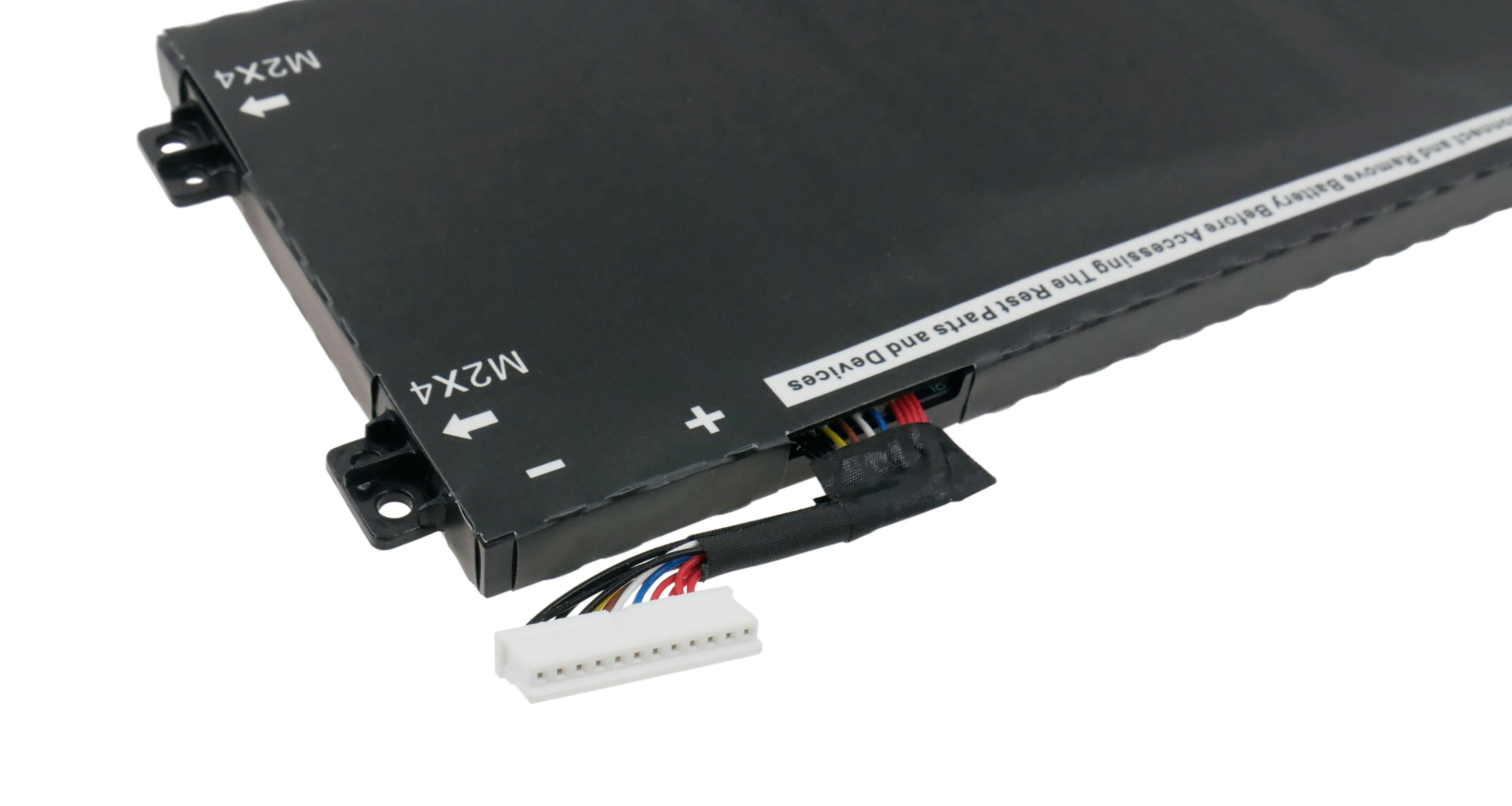 Czarna bateria z przewodami i złączem. Oznaczenie M2X4.