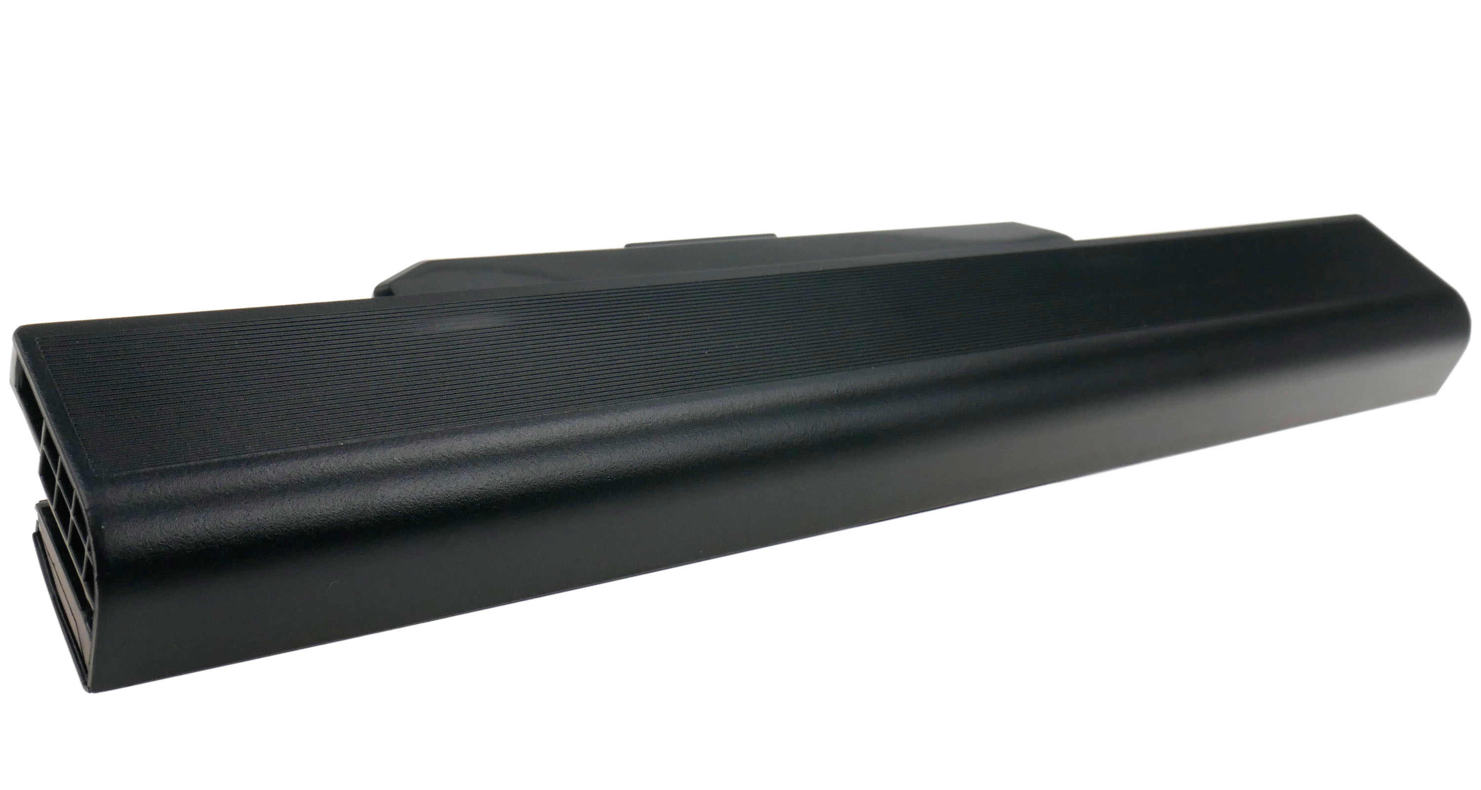 Czarna bateria do laptopa z prążkowaną fakturą na górze, na białym tle.