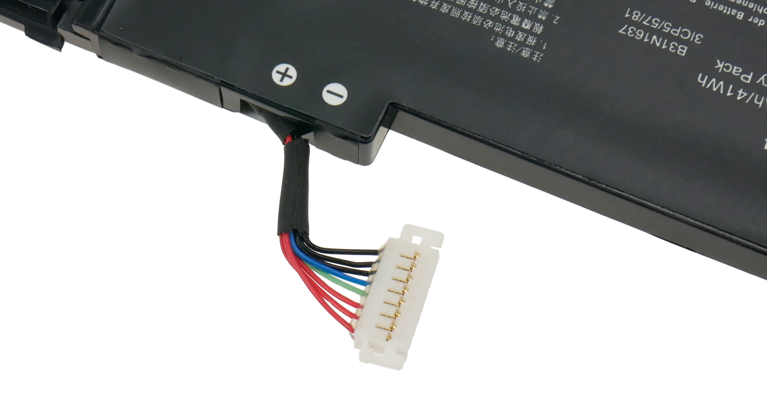 Czarna bateria do laptopa z etykietami i złączem. Widoczne symbole plus/minus.