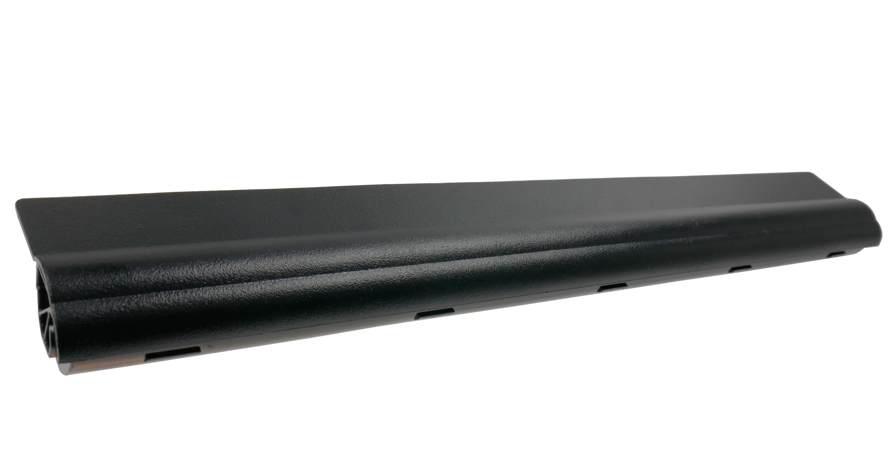 Czarna bateria do laptopa z teksturowaną górną powierzchnią leży na białym tle.