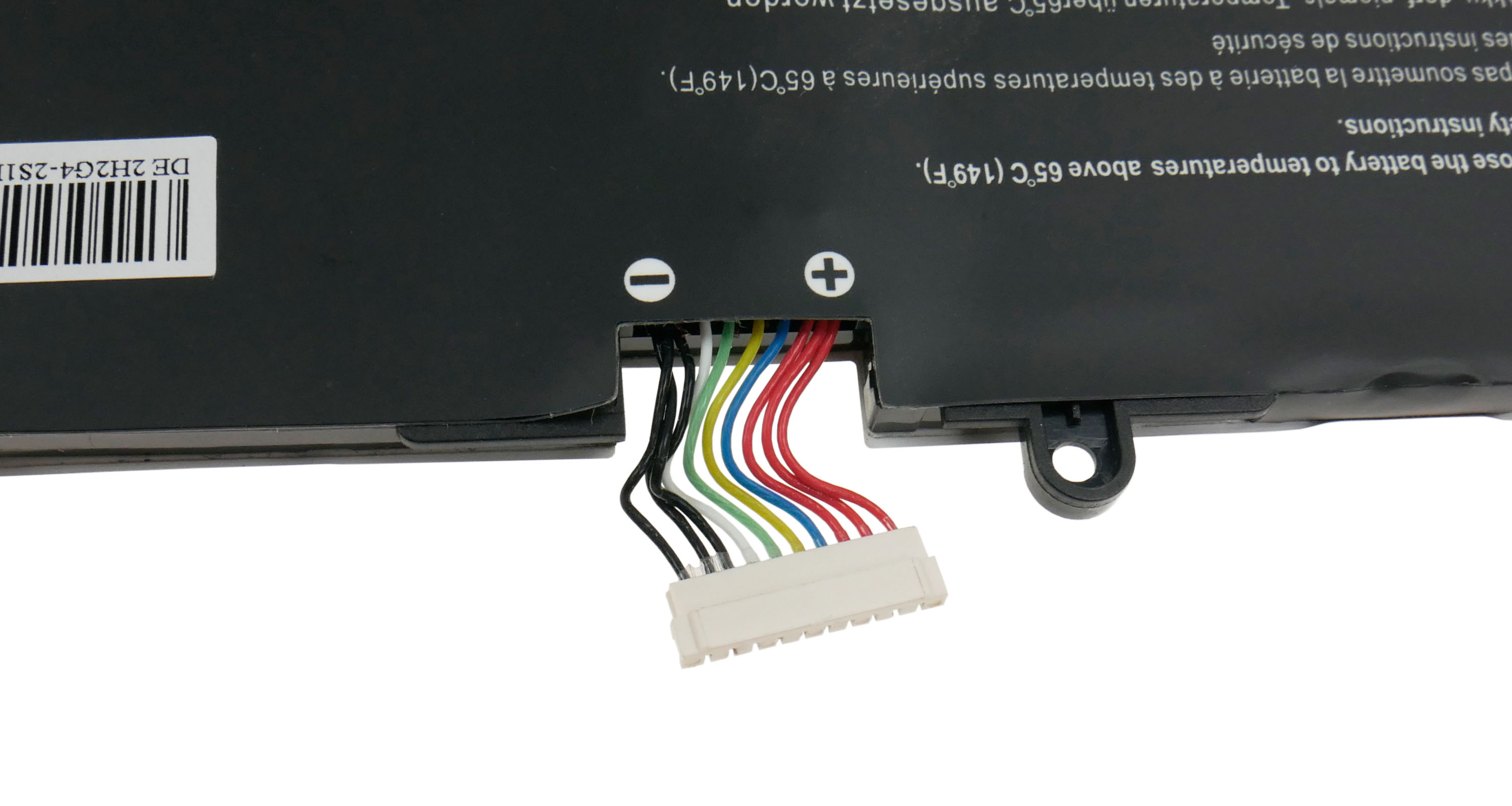 Czarna bateria z kolorowymi przewodami i białym złączem. Widoczna etykieta.