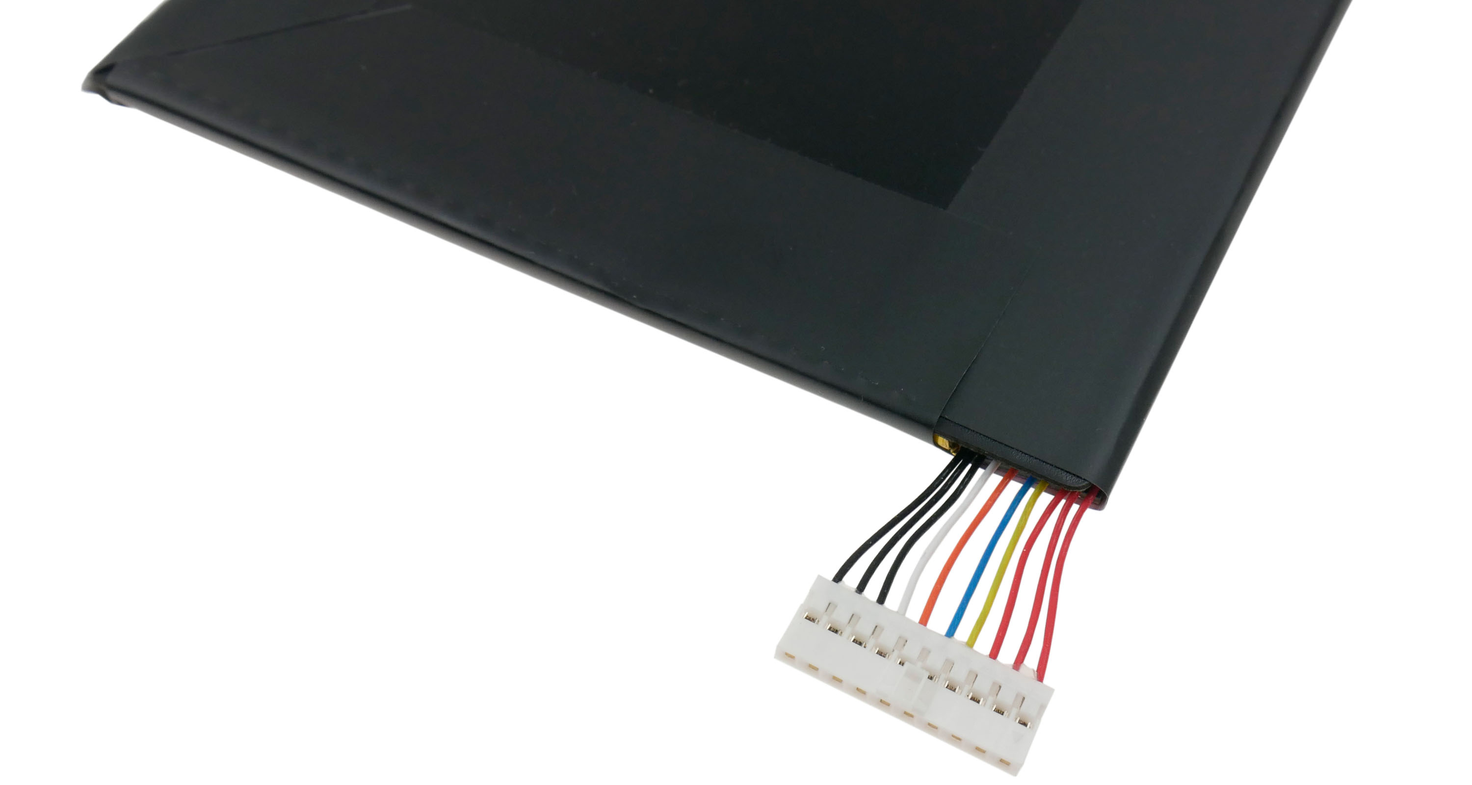 Czarna bateria z kolorowym złączem i przewodami.