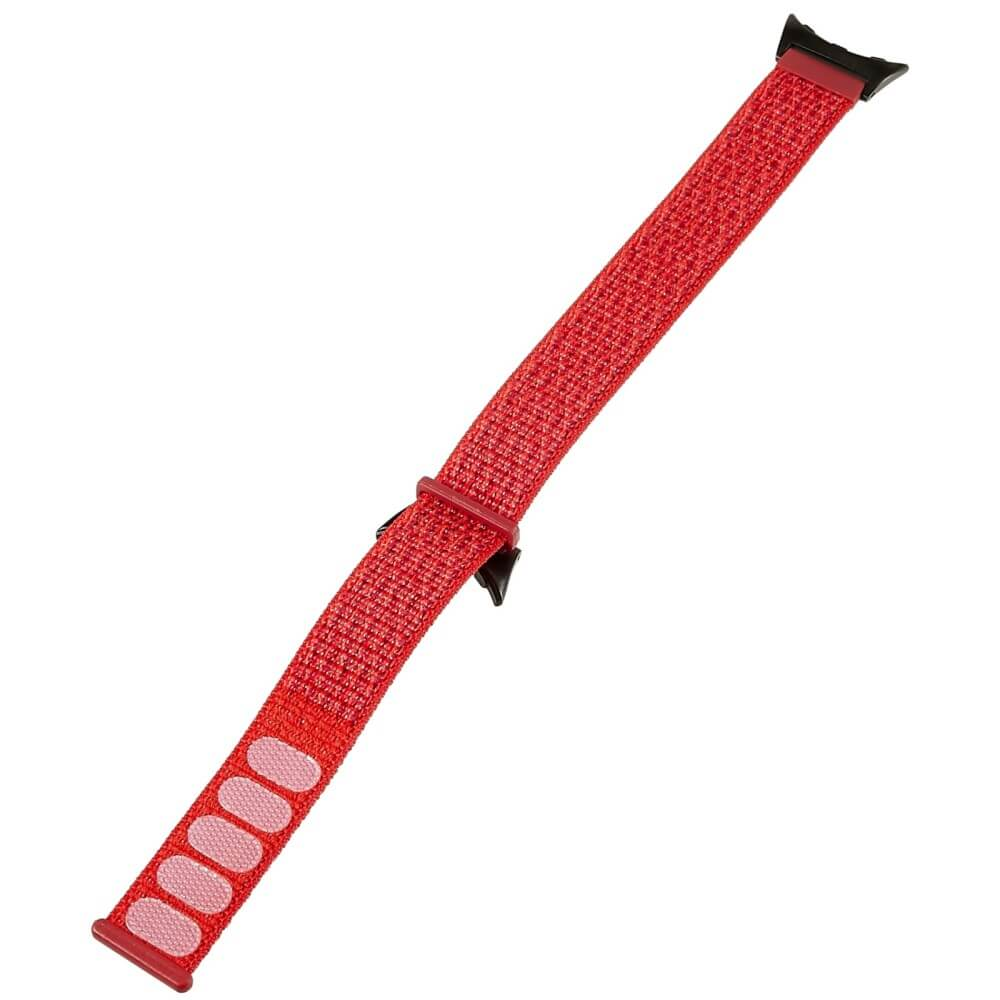 Bracelet de montre en tissu rouge avec fermoirs noirs et quatre découpes ovales.