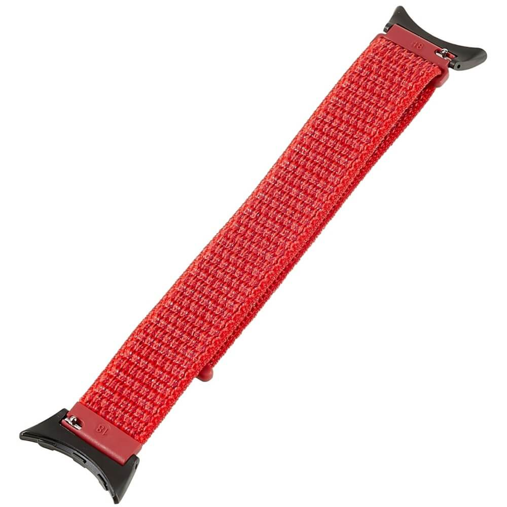 Un bracelet de montre en tissu rouge avec connecteurs noirs et le chiffre 18.