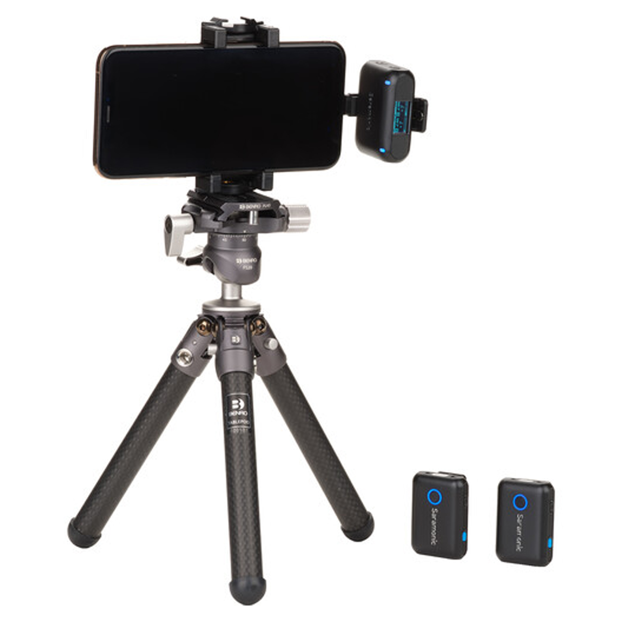 Uno smartphone su treppiede con microfoni e accessori.