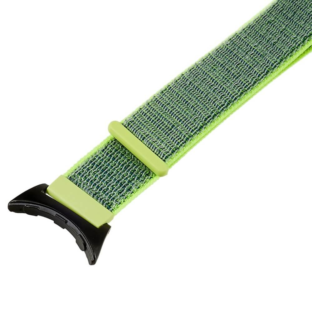 Un bracelet de montre vert vif à motif sombre et passant clair.