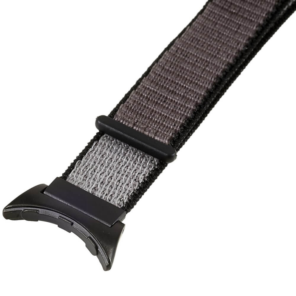 Bracelet de montre gris et noir avec fermoir noir, gros plan.