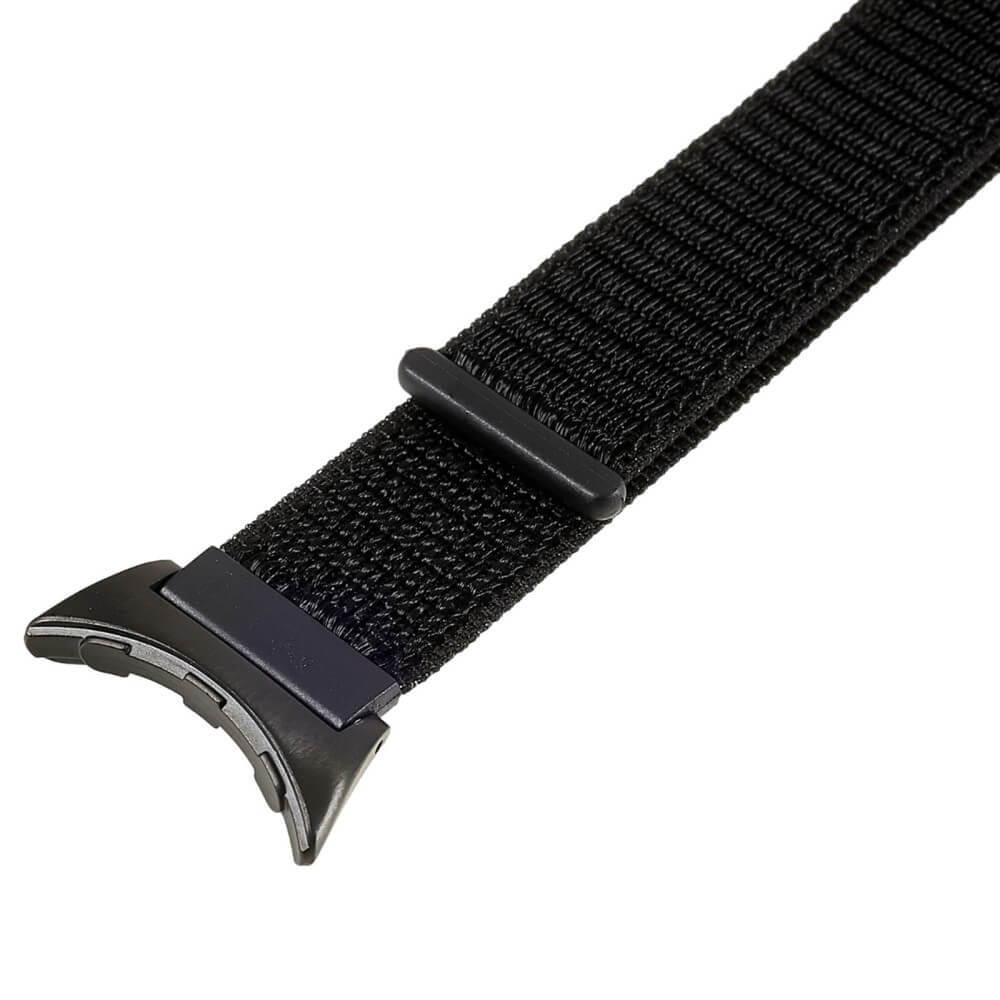 Bracelet de montre noir en tissu avec fermoir métallique sur fond blanc.