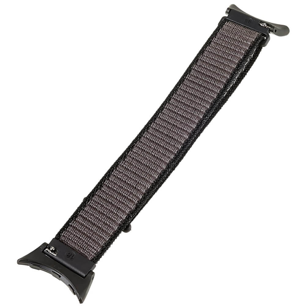 Bracelet de montre en tissu gris avec bordure noire et connecteurs argentés. Marqué 18.