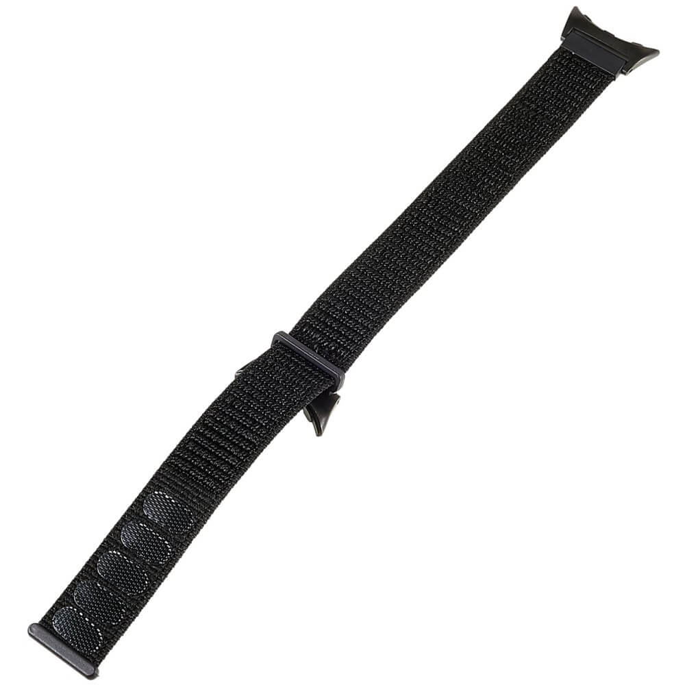 Un bracelet de montre en tissu tressé noir avec des boucles et des attaches en plastique noir est incliné sur un fond blanc.