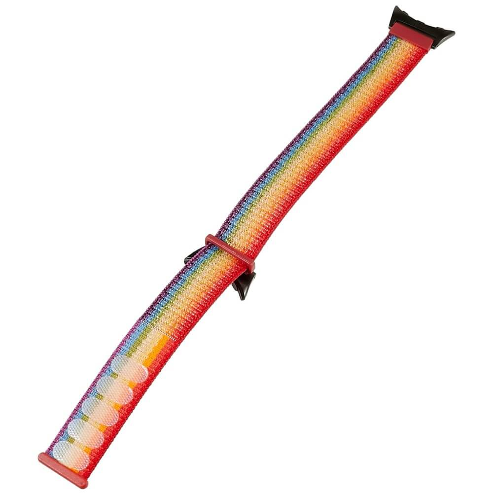 Un bracelet de montre coloré à rayures arc-en-ciel et attaches rouges. Cercles blancs visibles.
