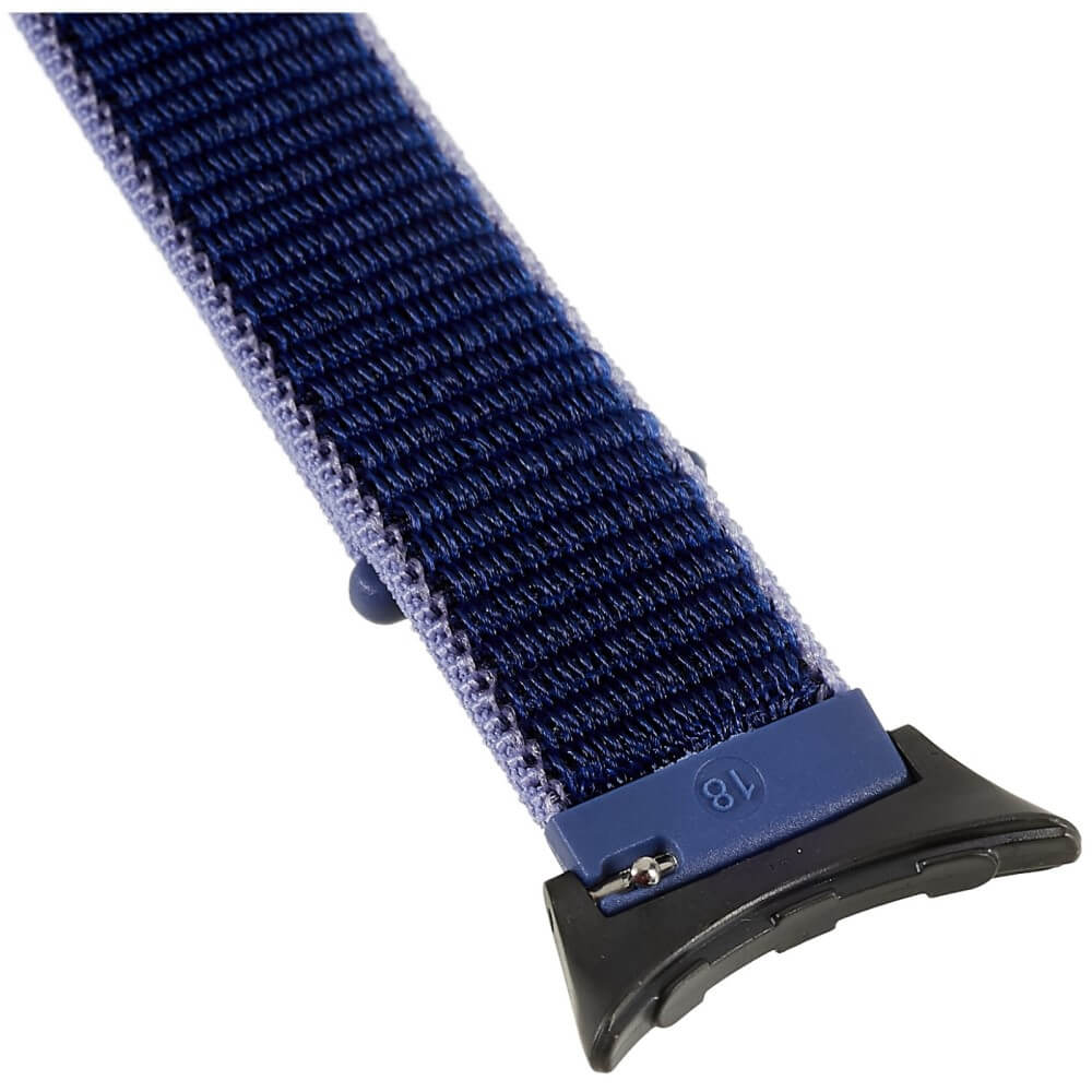 Un bracelet de montre bleu marine avec des accents bleu clair et une boucle en plastique noire, sur fond blanc.