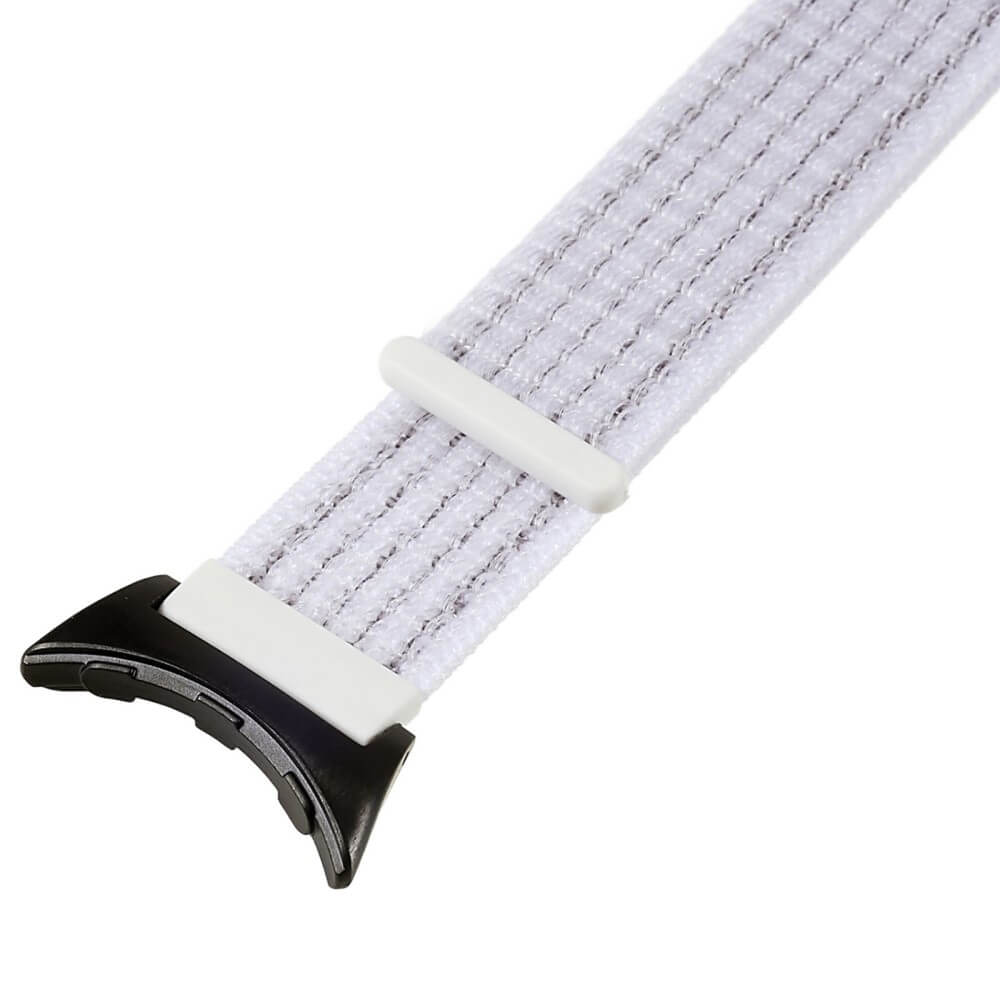 Un bracelet de montre blanc avec des fils argentés et un connecteur noir.