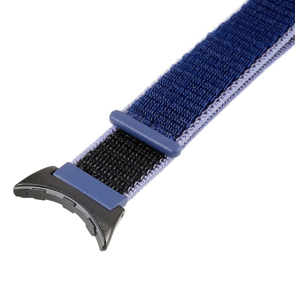 Un bracelet de montre en tissu bleu et noir avec un passant gris.