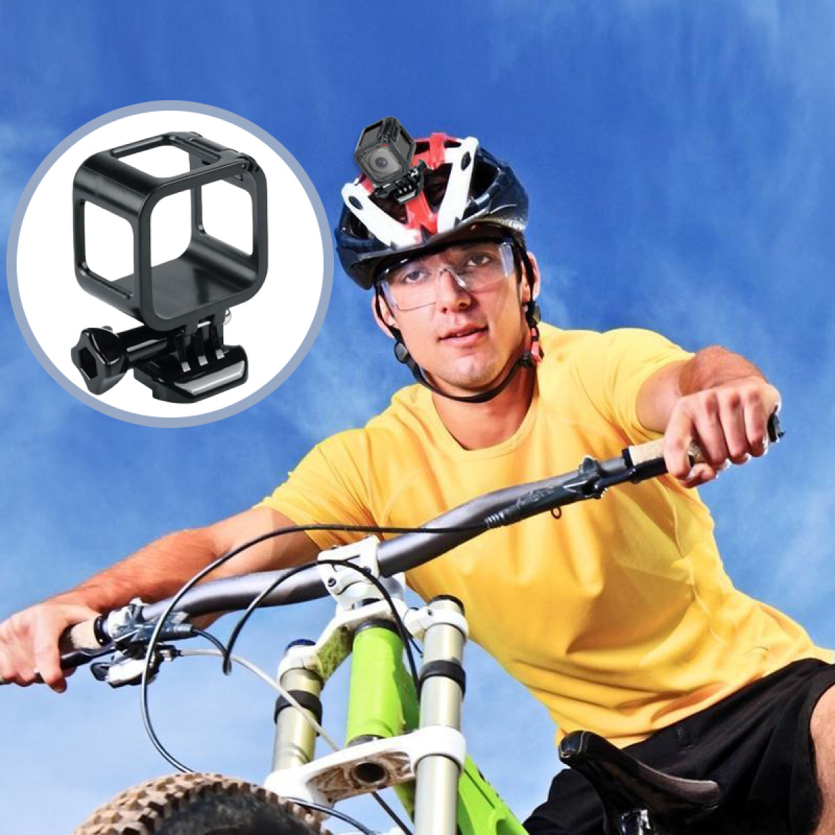 Mężczyzna w kasku z kamerą jedzie rowerem pod błękitnym niebem; widoczny uchwyt.