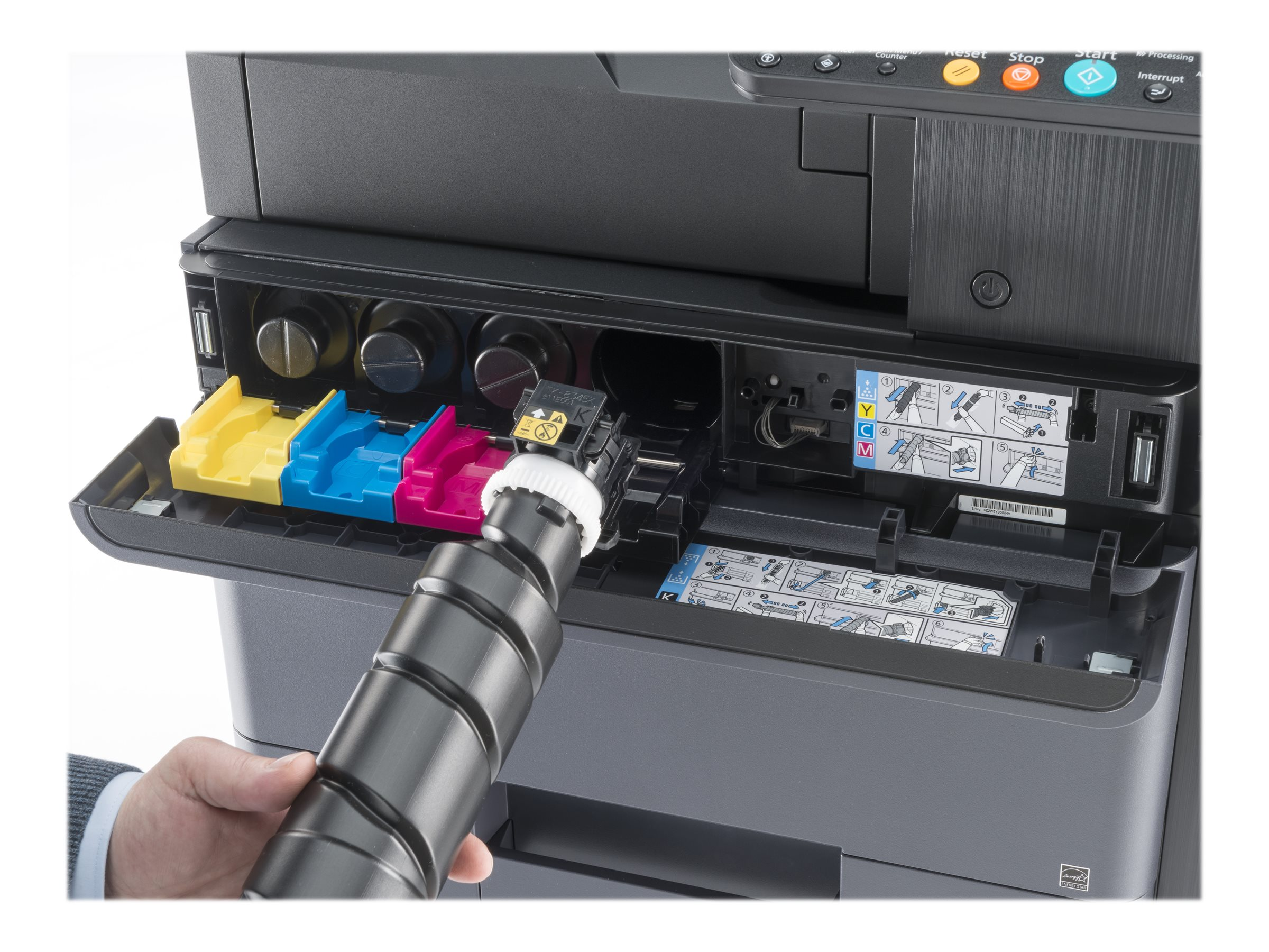 Cartuccia toner nera inserita in stampante accanto a cartucce colore.