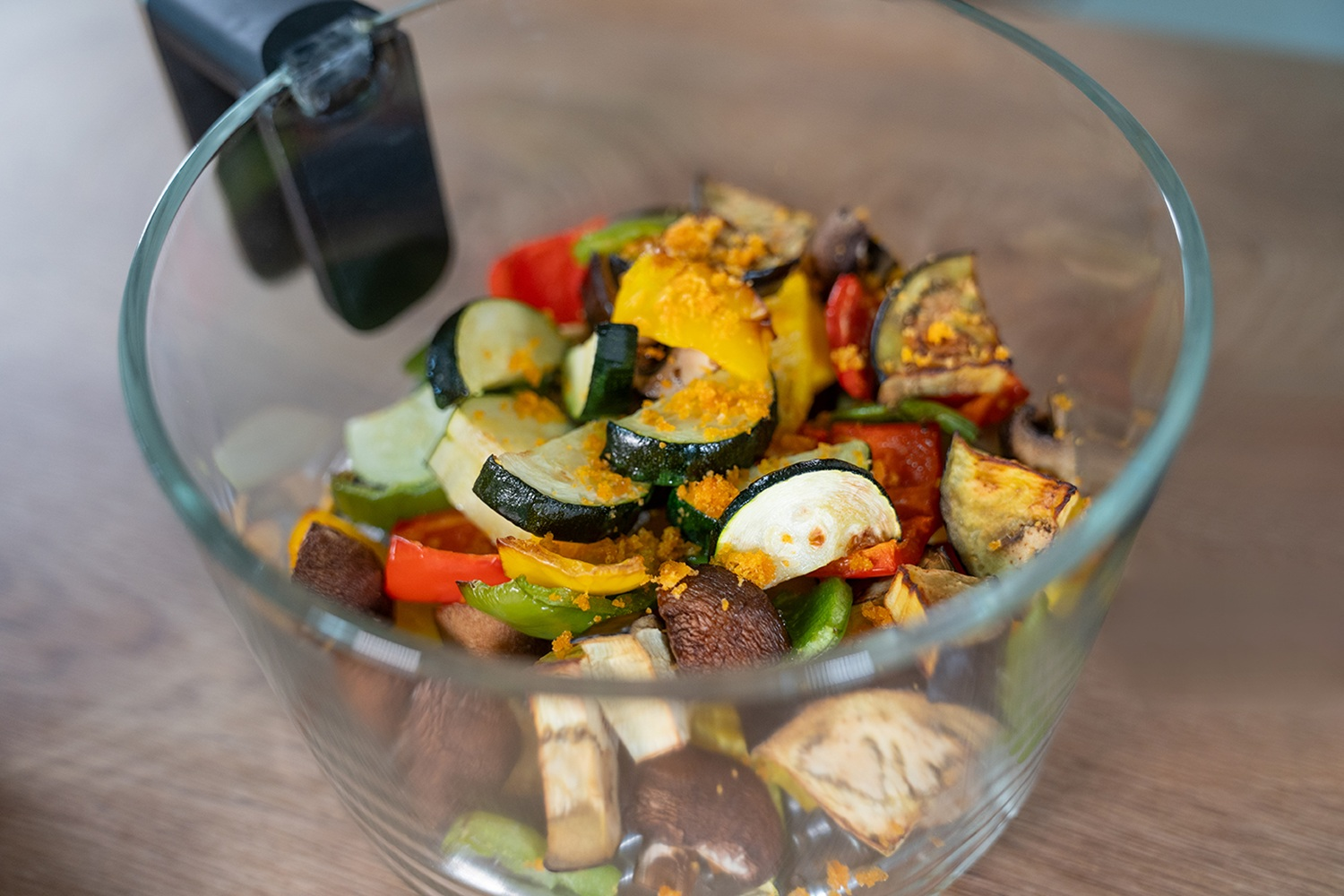 Gegrilltes Gemüse wie Zucchini, Aubergine, Paprika in einer Glasschüssel mit Gewürzen.