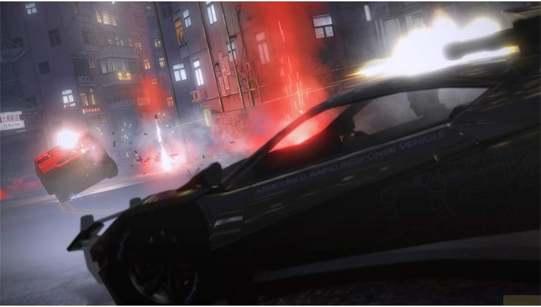 Une voiture noire roule dans une rue de ville la nuit avec des lumières rouges et de la fumée.
