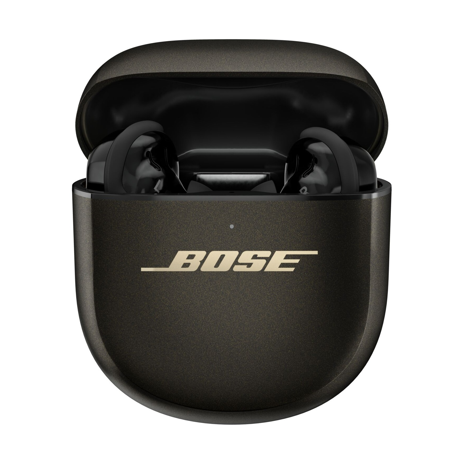 Czarne słuchawki w otwartym etui ładującym z logo Bose.