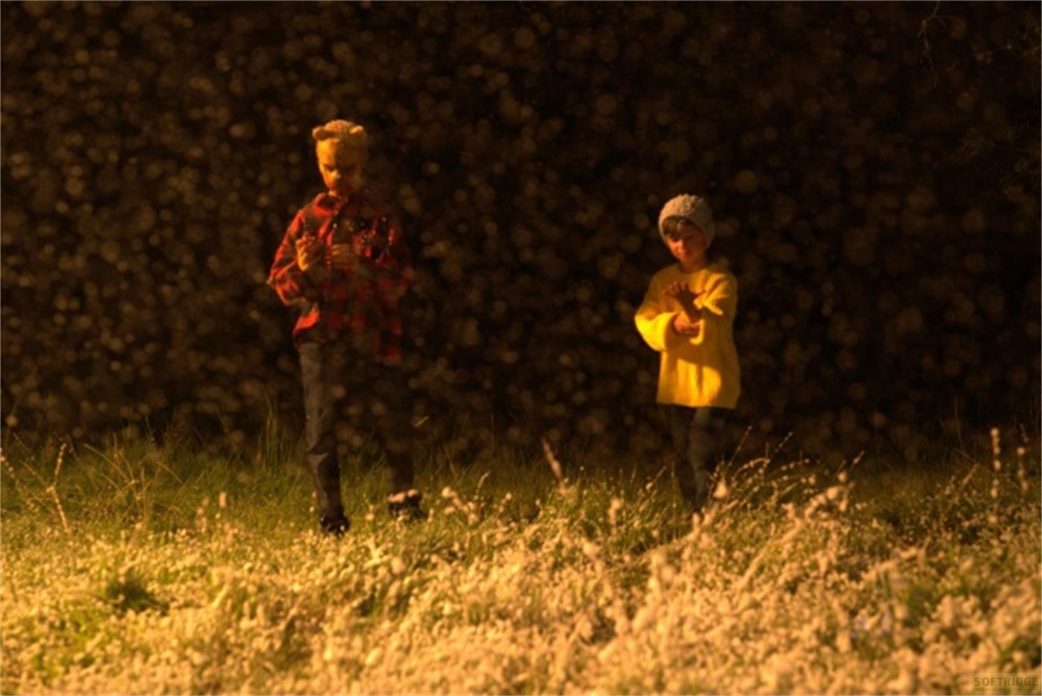 Due bambini in piedi nella neve. Uno indossa una camicia a quadri rossa, l'altro un top giallo.