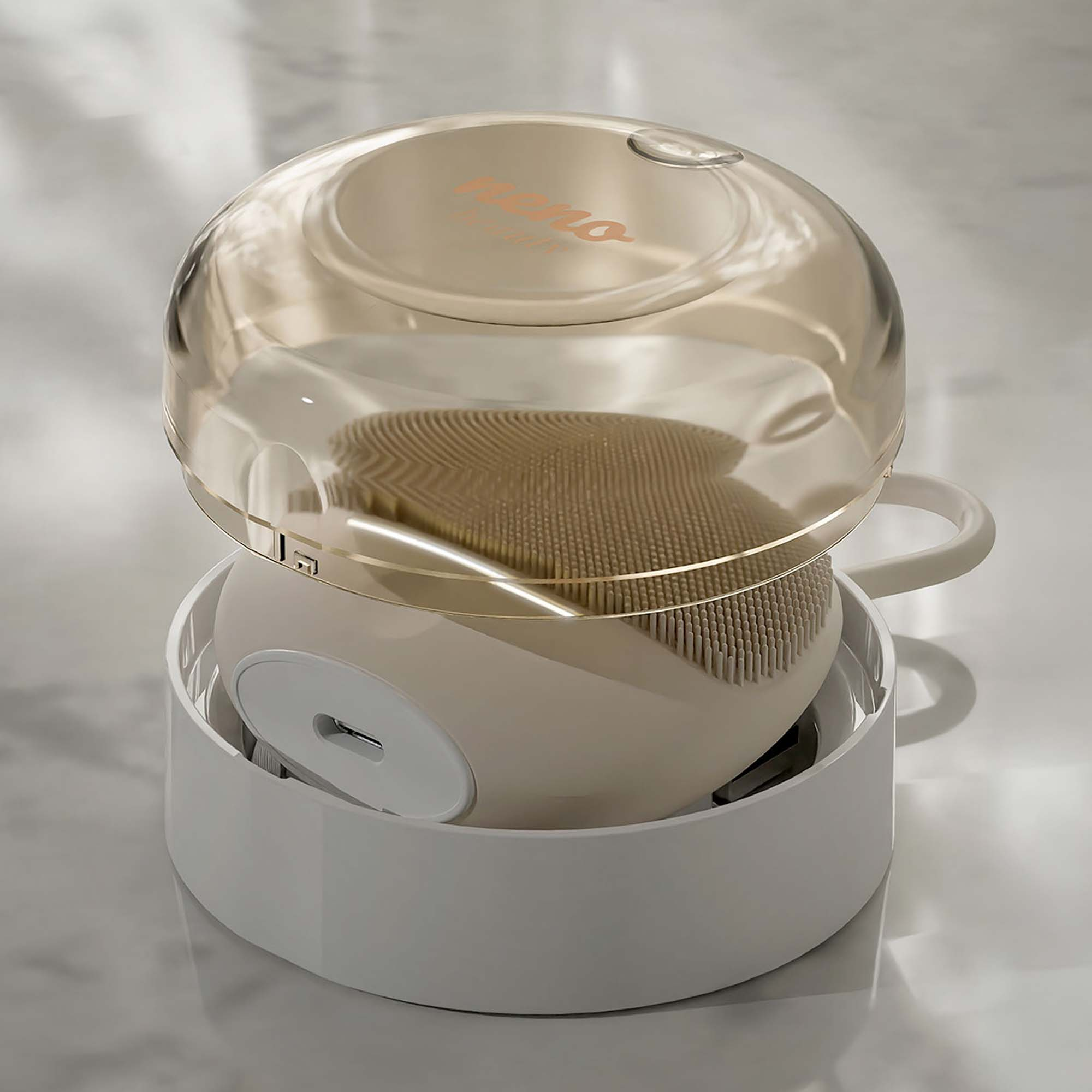 Kremowy przyrząd do oczyszczania twarzy z przezroczystą pokrywką i szczoteczką.