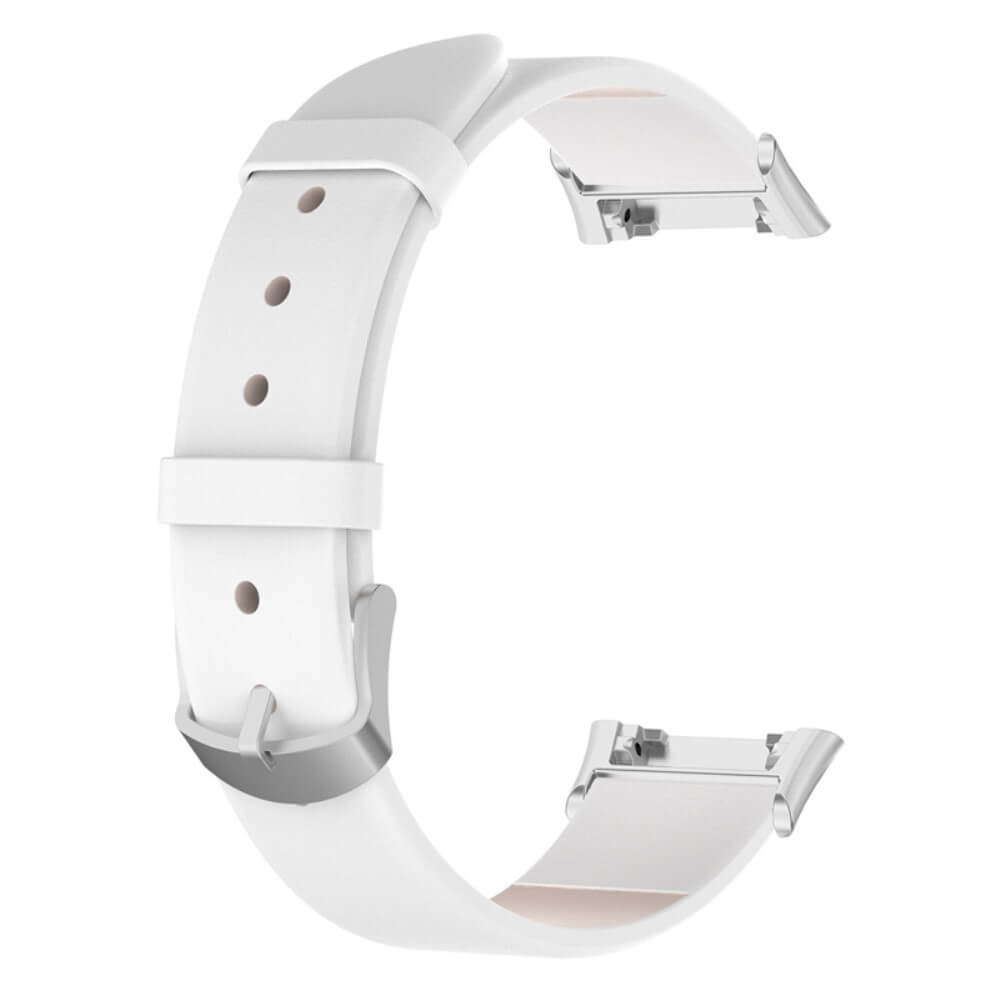 Un bracelet de montre blanc avec boucle métallique et trous sur fond blanc.