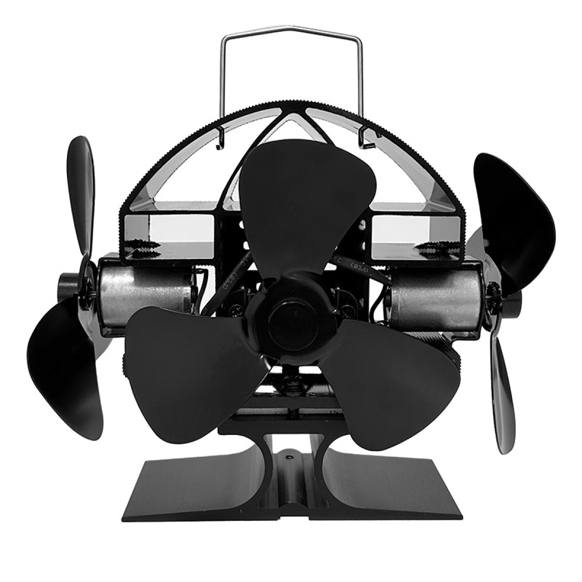 Ventilatore nero da stufa a quattro pale con base in metallo, isolato.