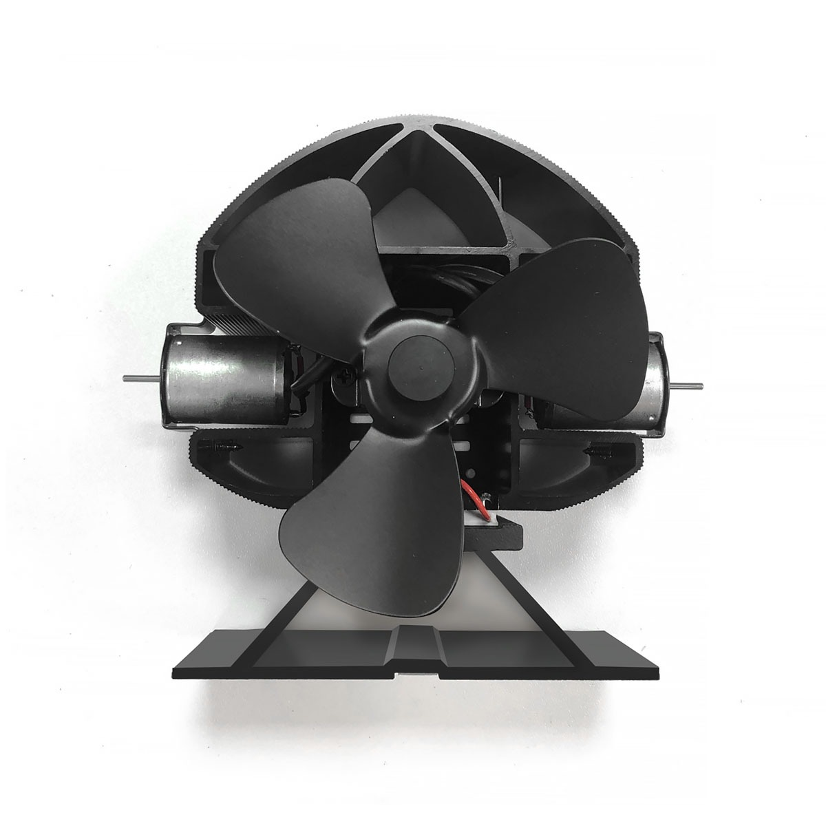 Ventilatore da stufa nero a tre pale con due motori su un supporto.