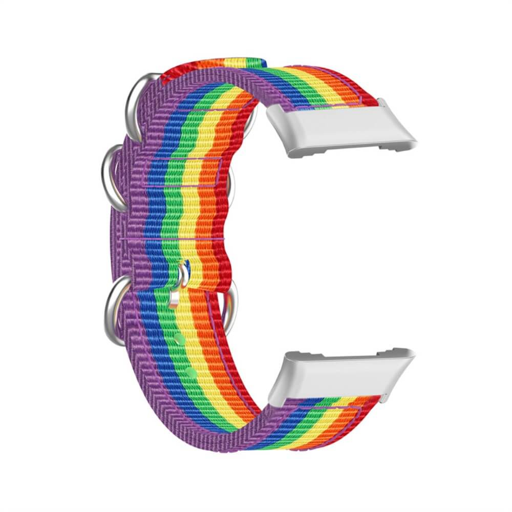 Un bracelet de montre rayé arc-en-ciel avec fermoirs argentés.