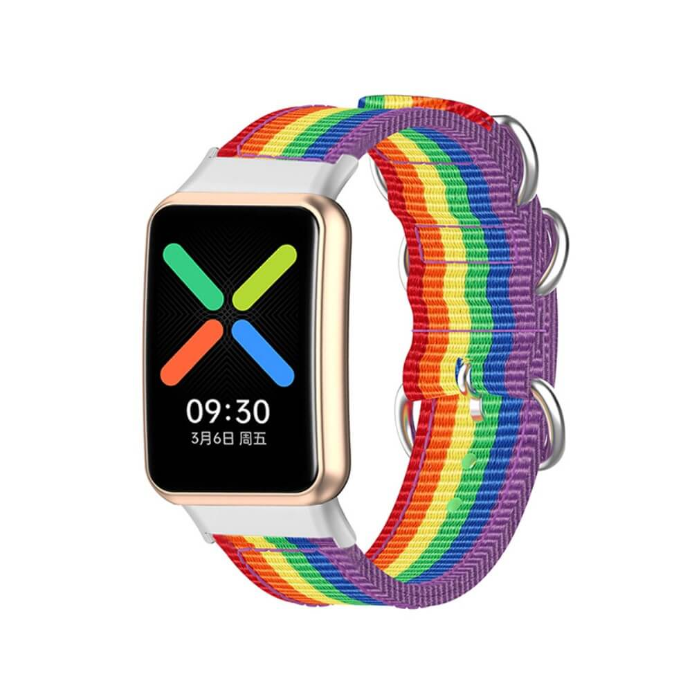 Une montre connectée avec bracelet arc-en-ciel coloré et boîtier doré.