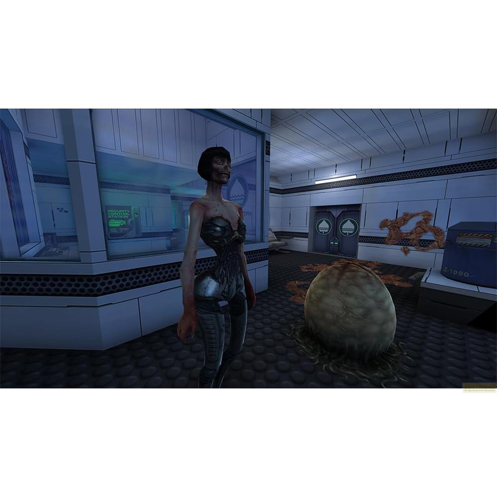 Ein Alien-Ei liegt auf dem Boden neben einer schlanken, skelettartigen Kreatur in einem Raumschiff-Korridor.