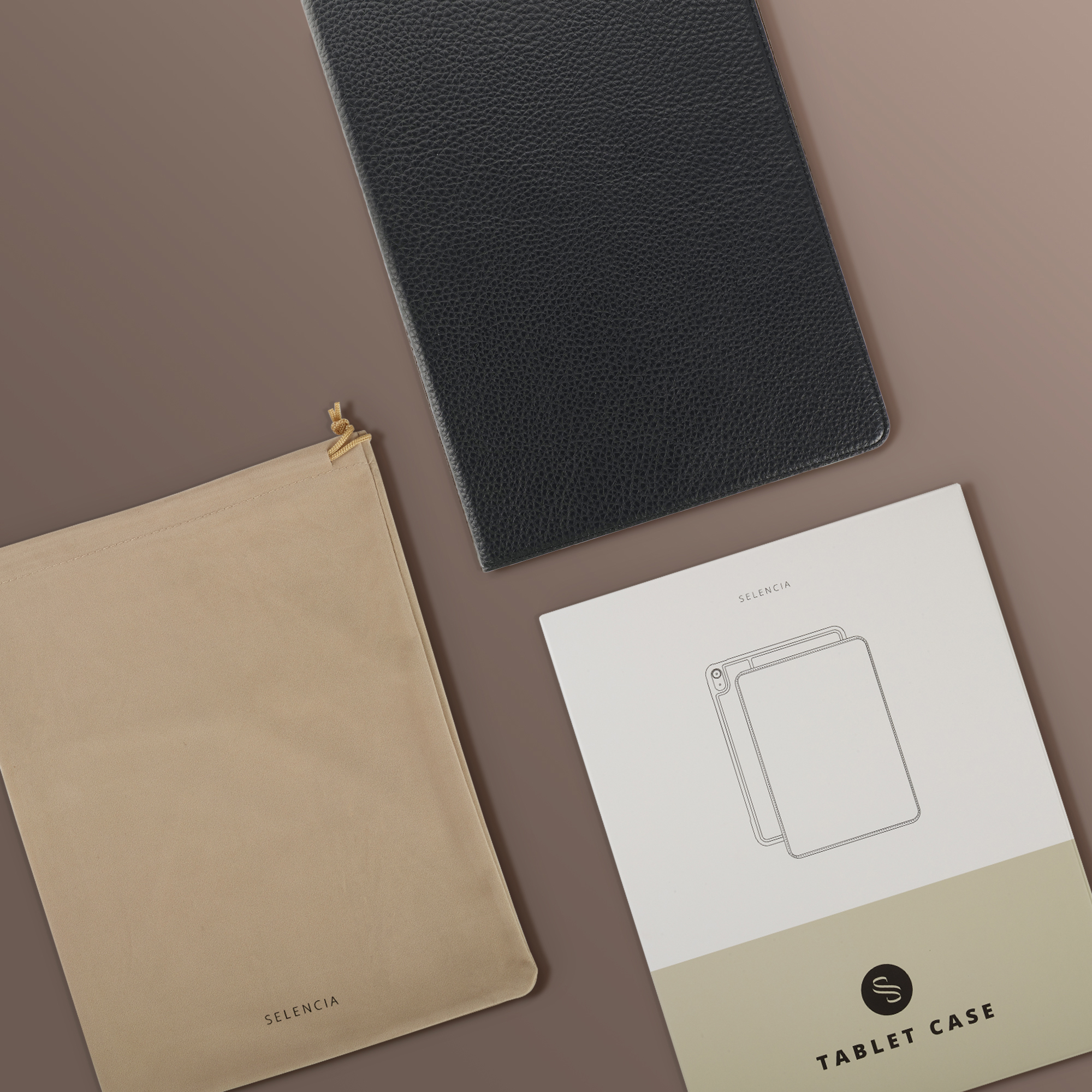 Étui pour tablette noir, pochette beige et brochure avec illustration de tablette.
