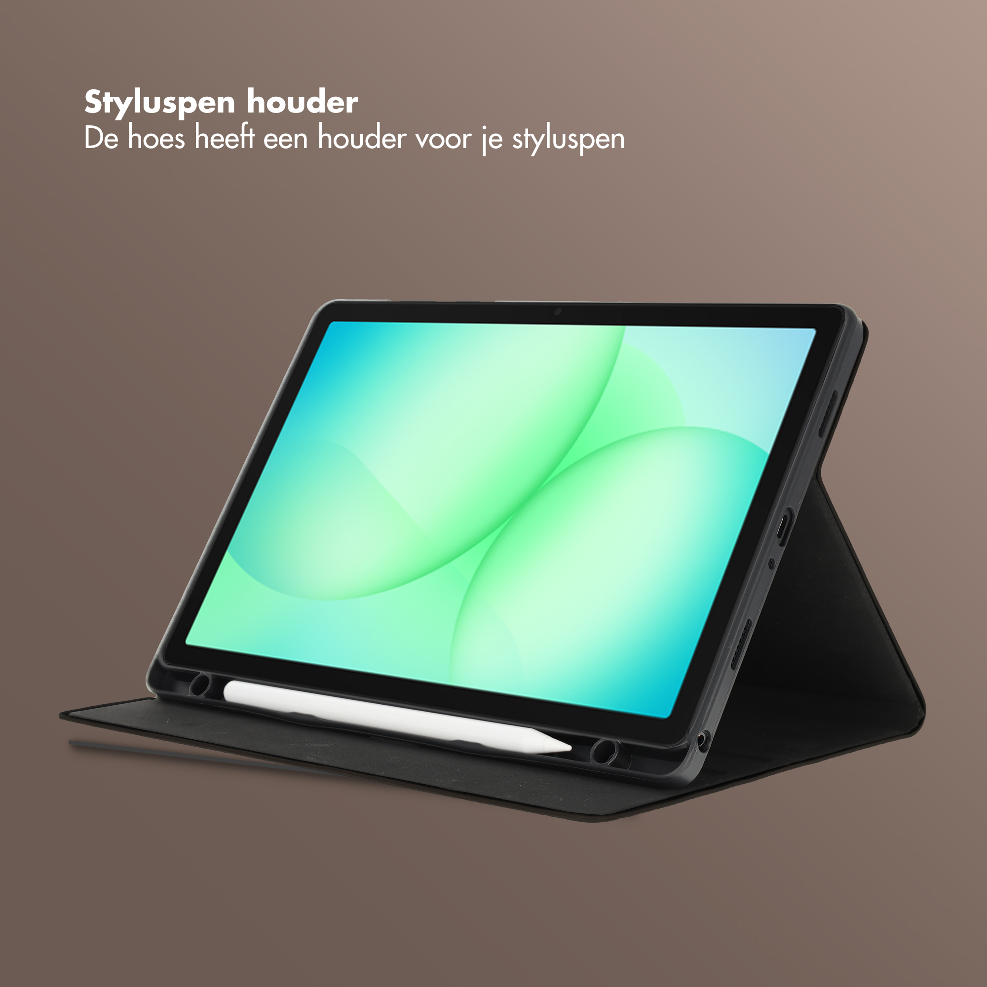 Une tablette noire avec un support pour stylet et un stylet blanc repose sur une surface brune.