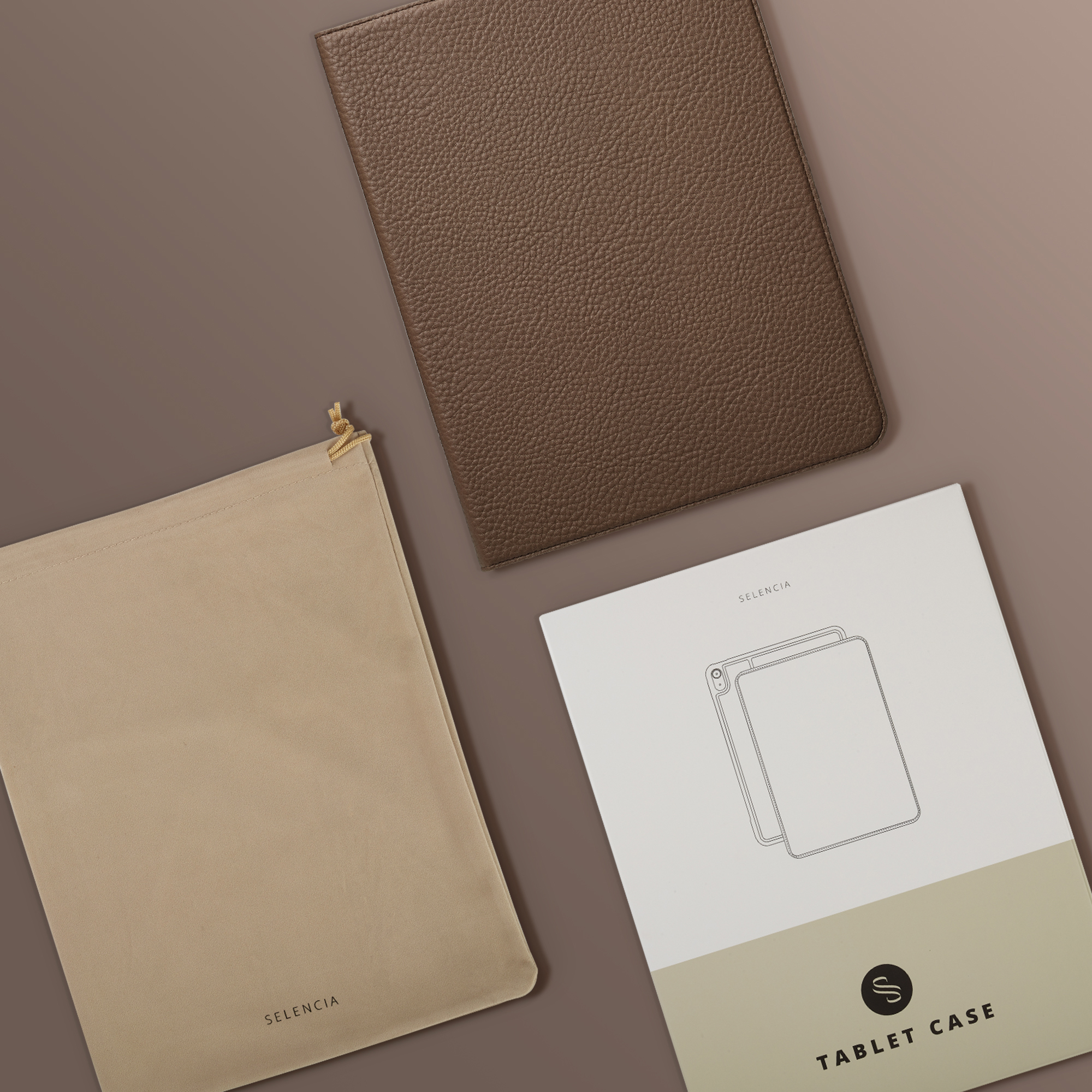 Étui en cuir marron, pochette beige et instructions pour étui de tablette.