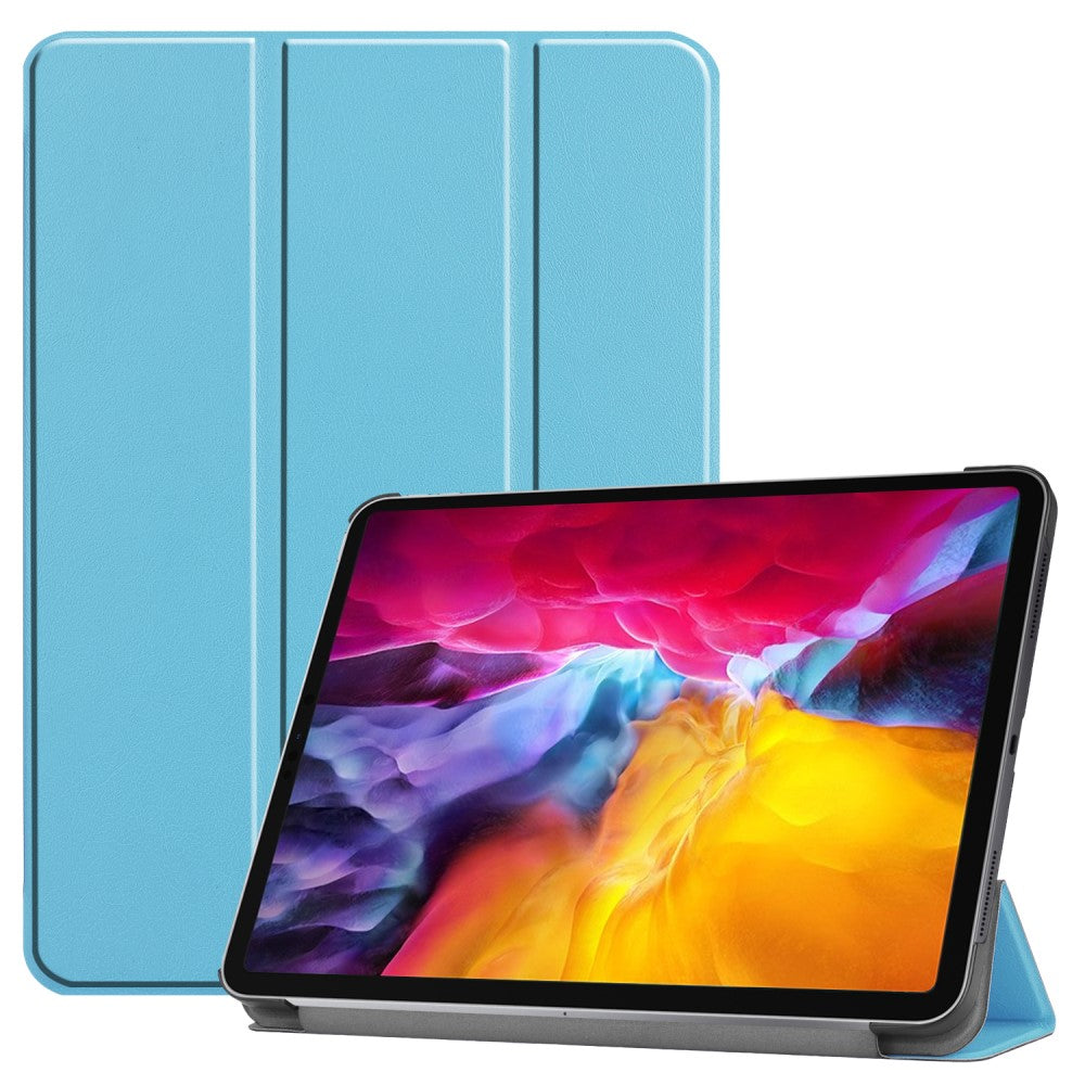Ein hellblaues Tablet mit buntem Hintergrundbild in einem Ständer.