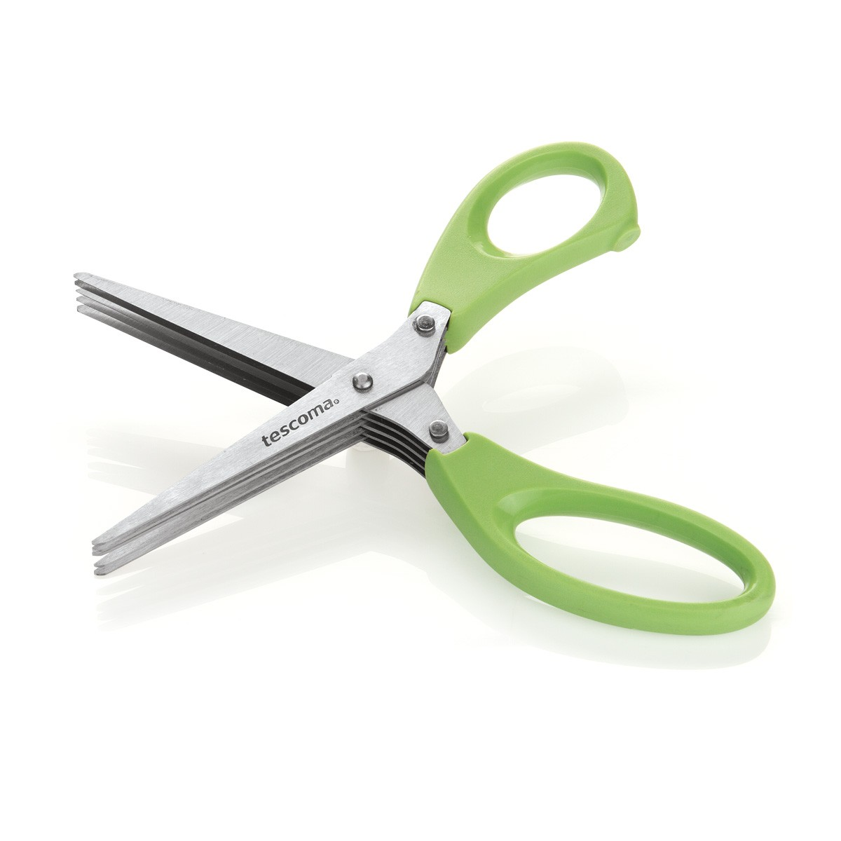 Grüne Kräuterschere mit fünf Klingen auf weißem Hintergrund.