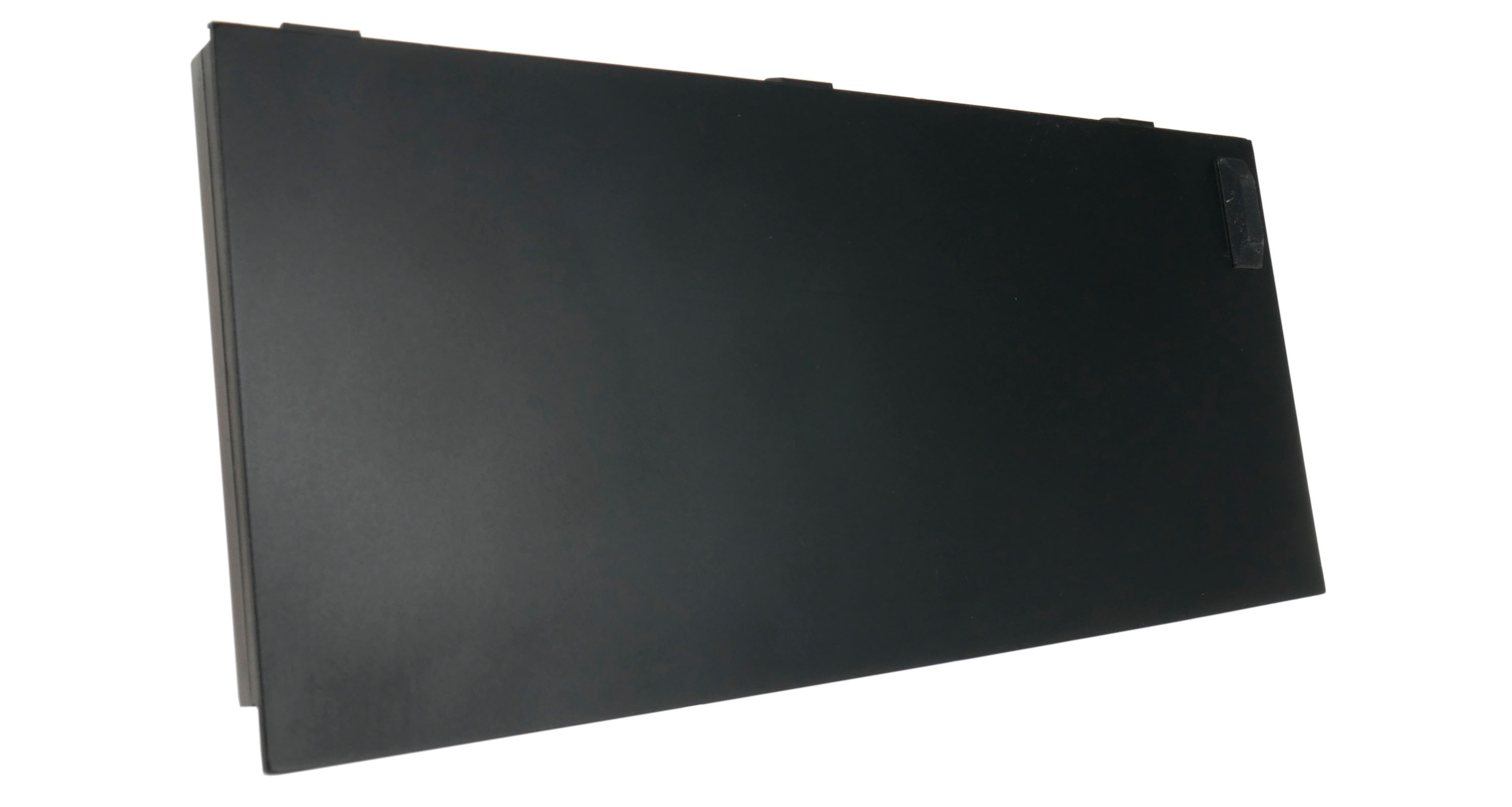 Czarny prostokątny przedmiot z ostrymi krawędziami, na białym tle.