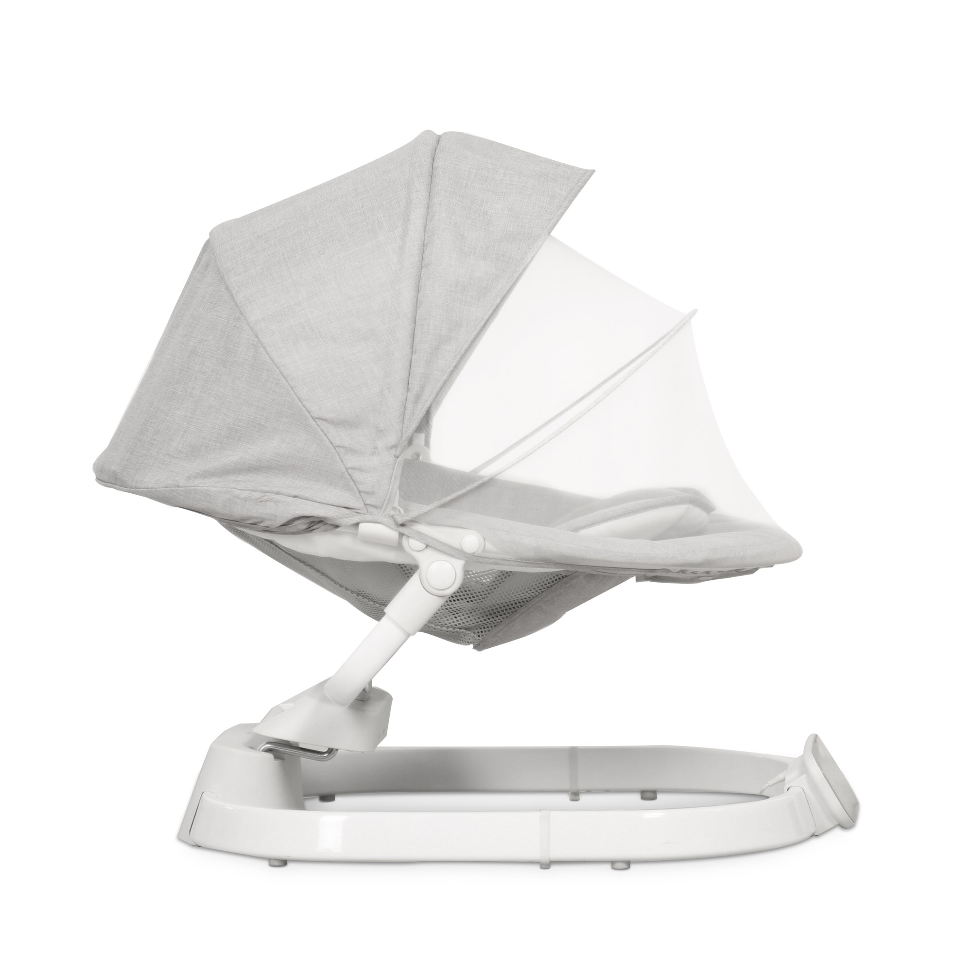 Szary leżaczek dla niemowląt z moskitierą na białej podstawie.