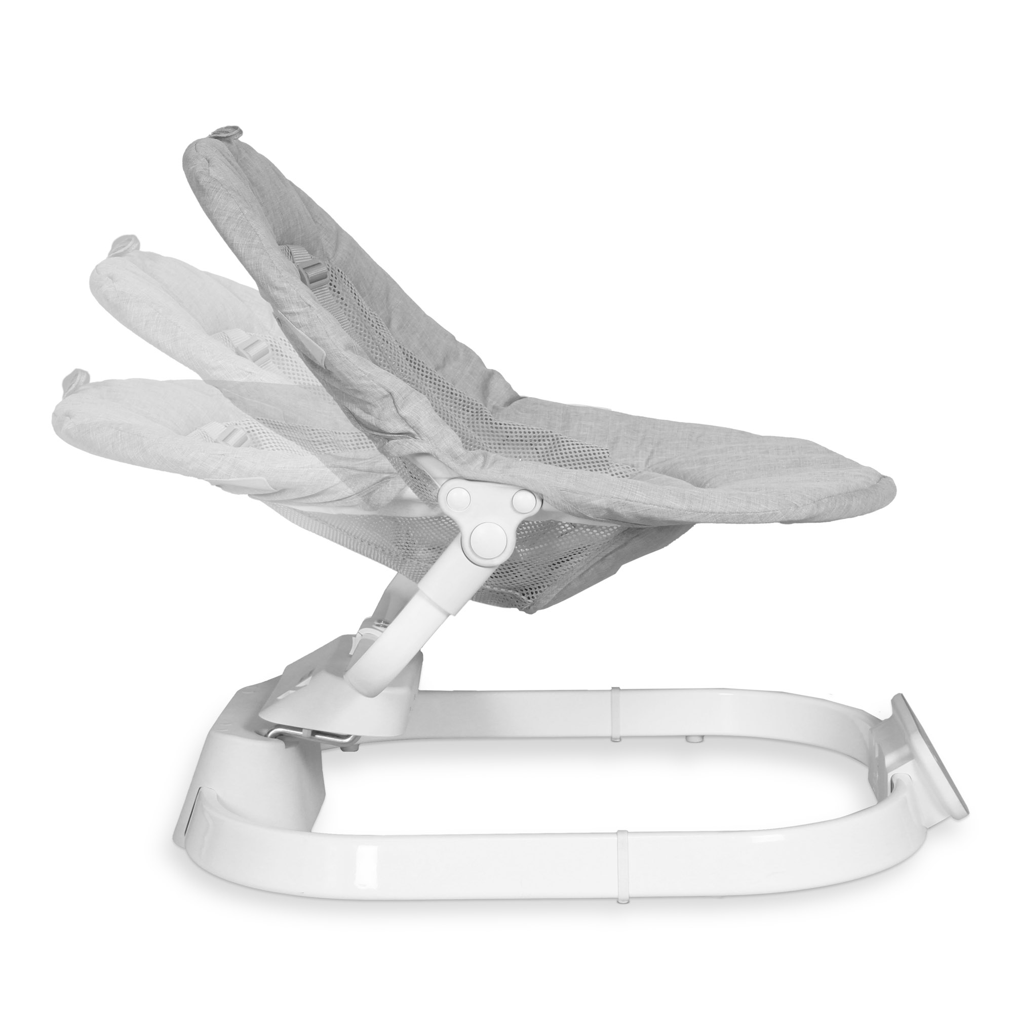 Szara huśtawka dla niemowląt z regulowanym oparciem na białym tle.