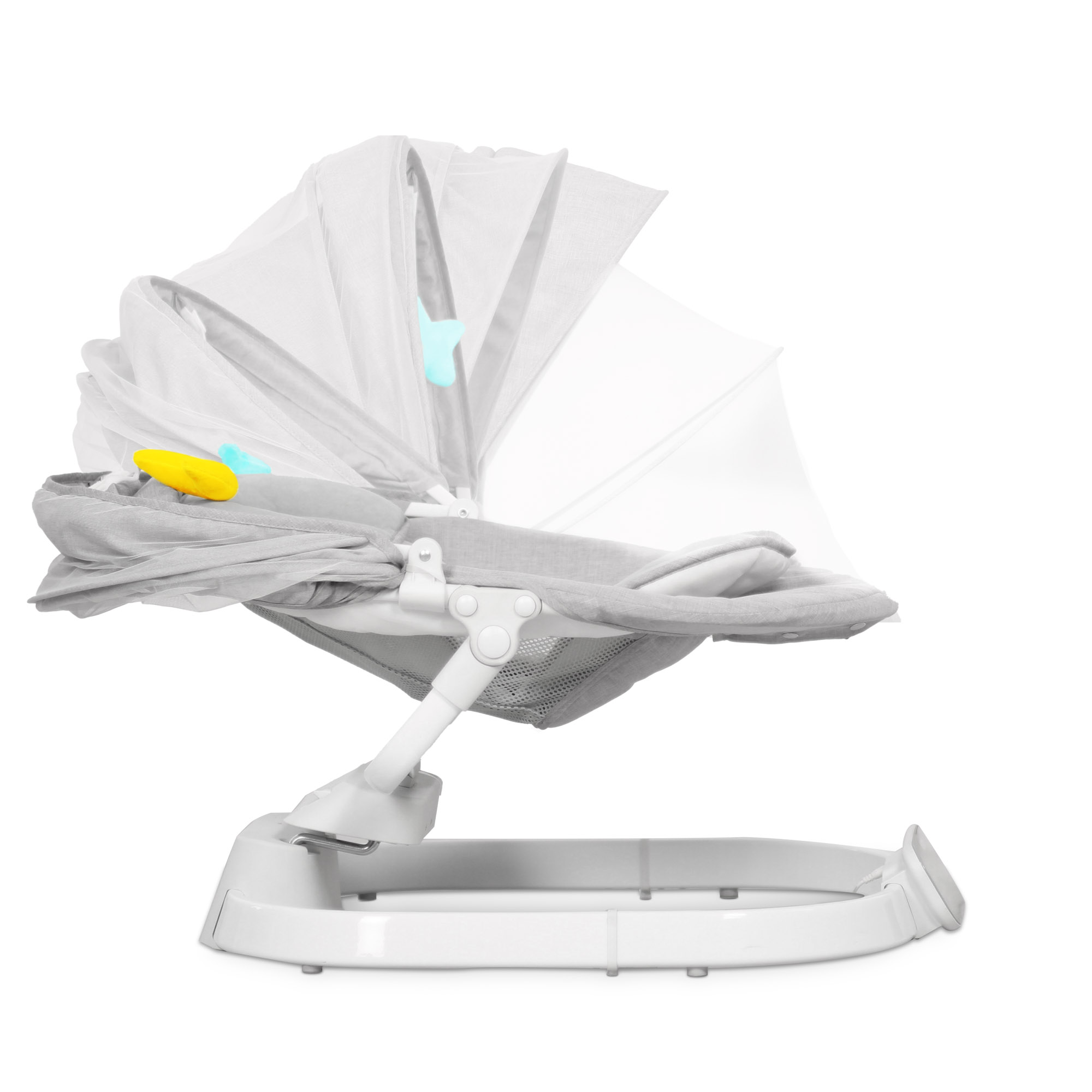 Szary dodatek do leżaczka dla niemowląt z zabawkami i moskitierą na białym tle.