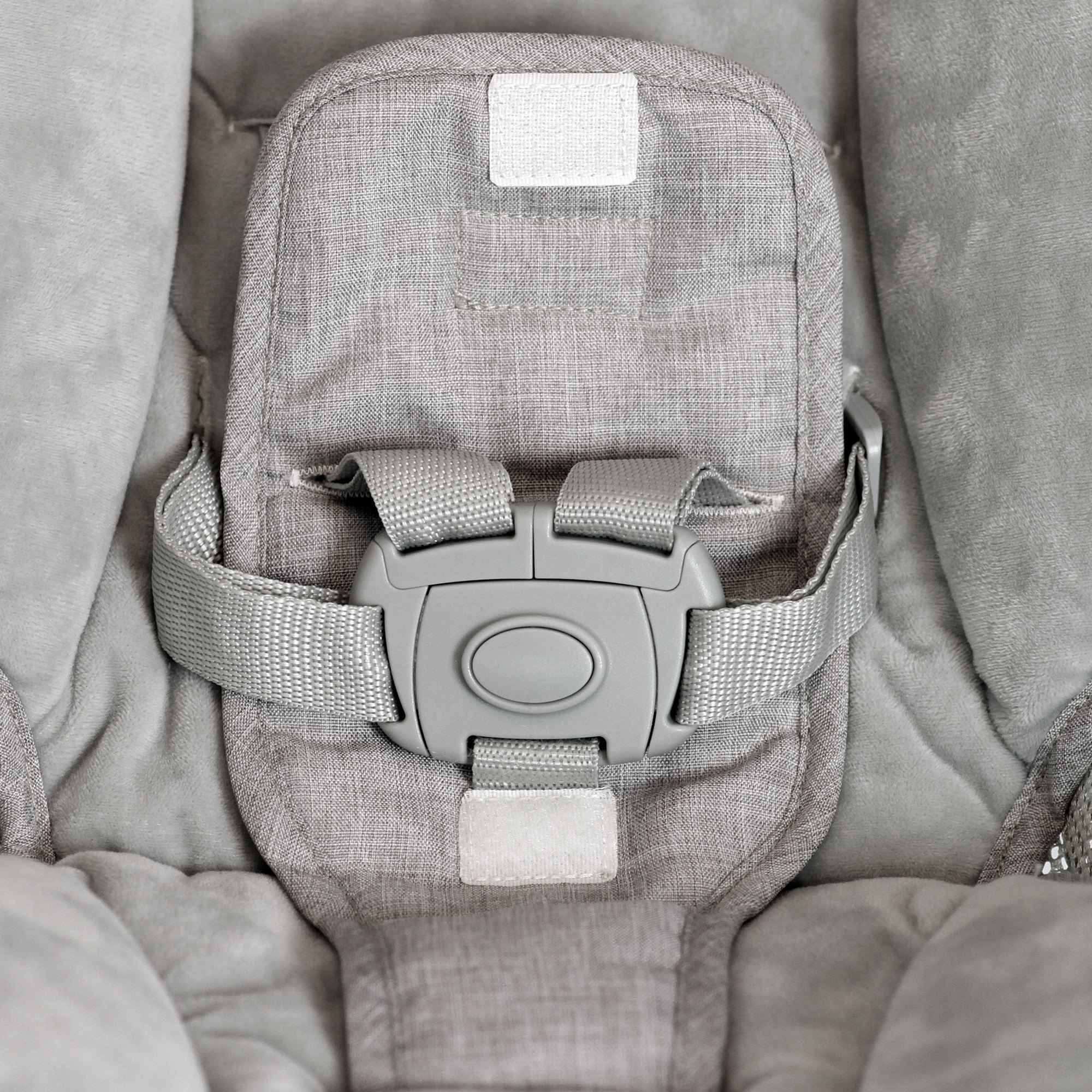 Szelki do fotelika dziecięcego, szare, z klamrą i wyściółką.