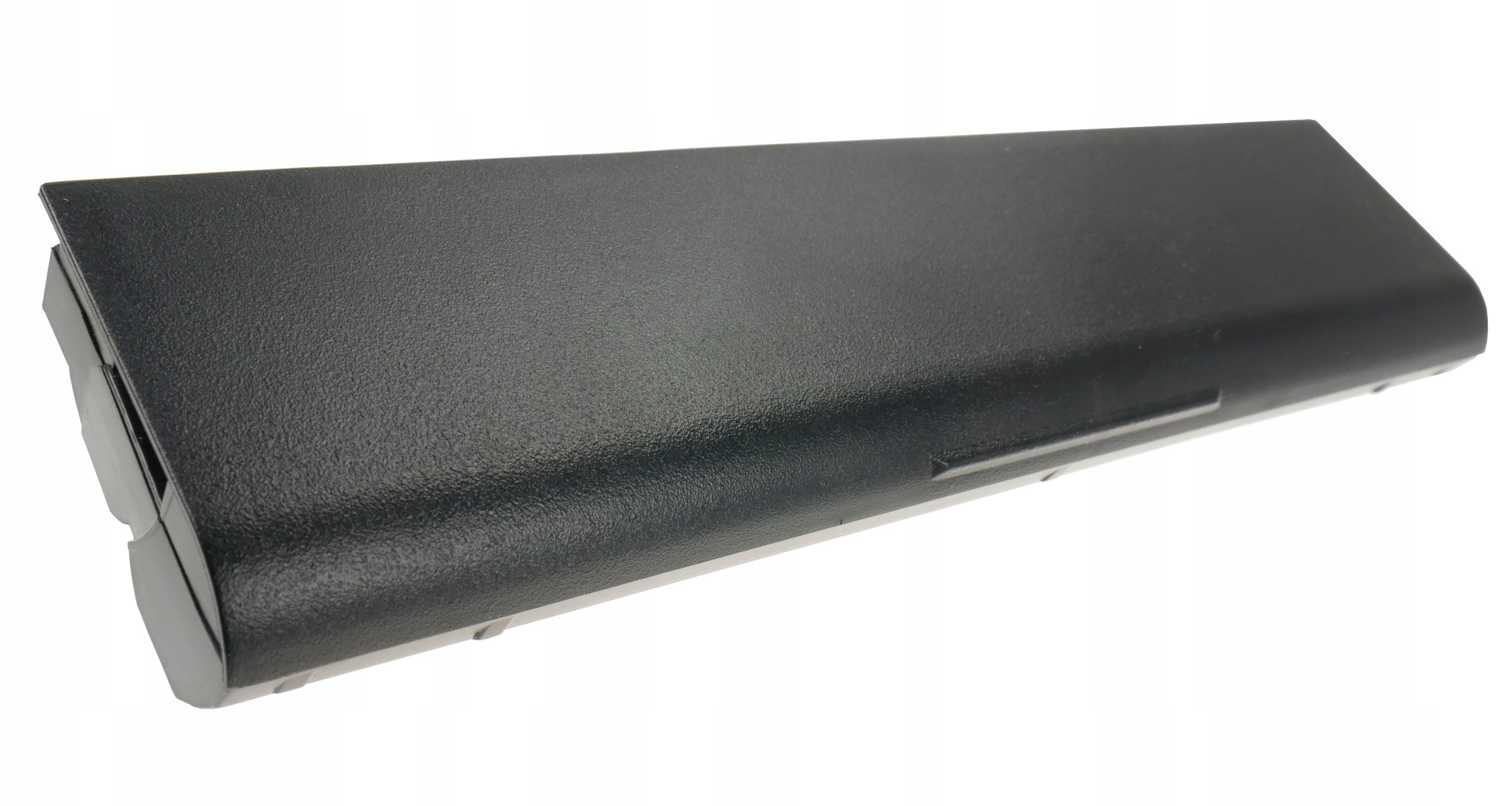 Czarna bateria do laptopa z teksturowaną powierzchnią leży na białym tle.