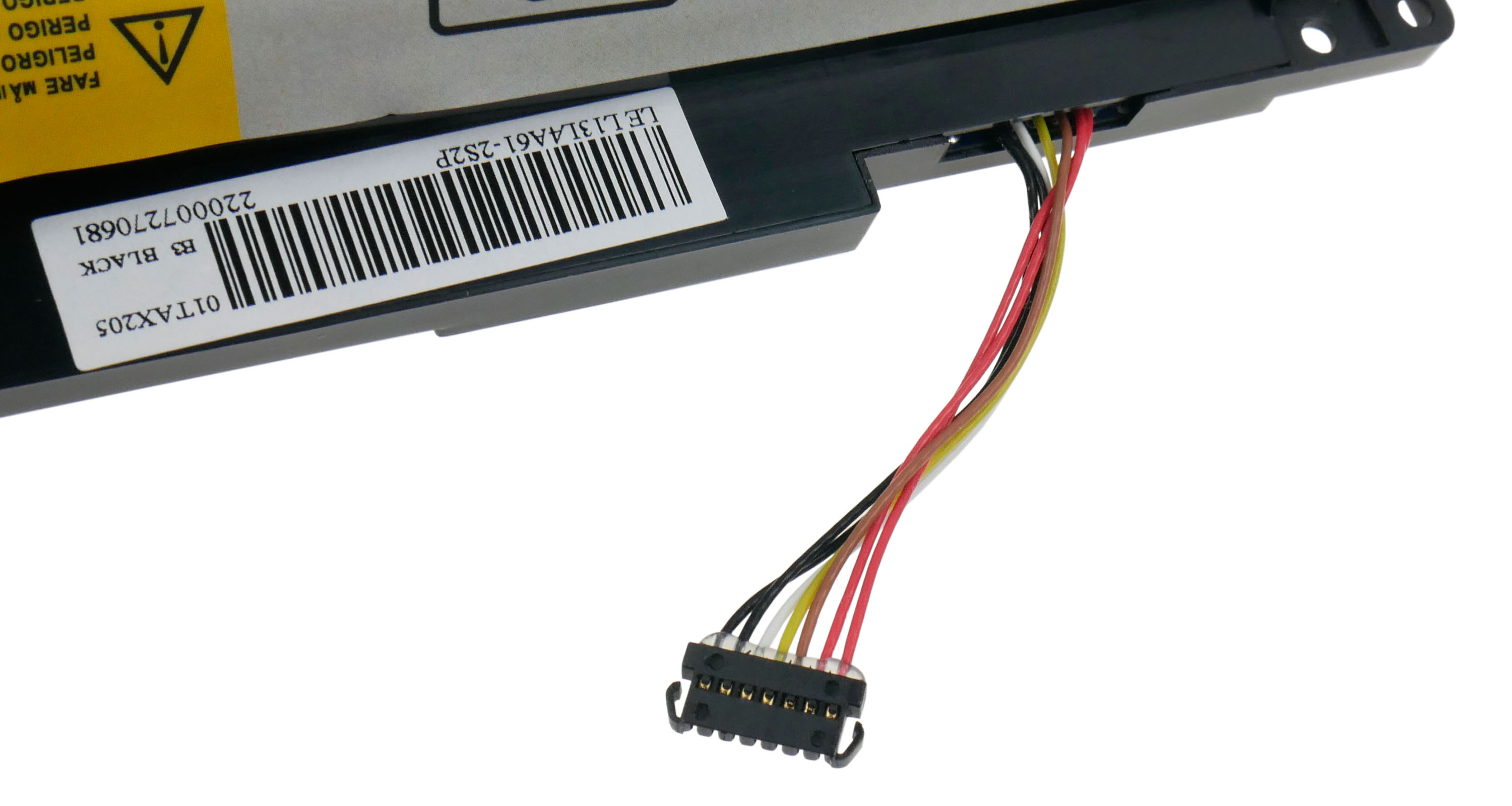 Zbliżenie akumulatora laptopa z kolorowymi przewodami i etykietą z kodem kreskowym.