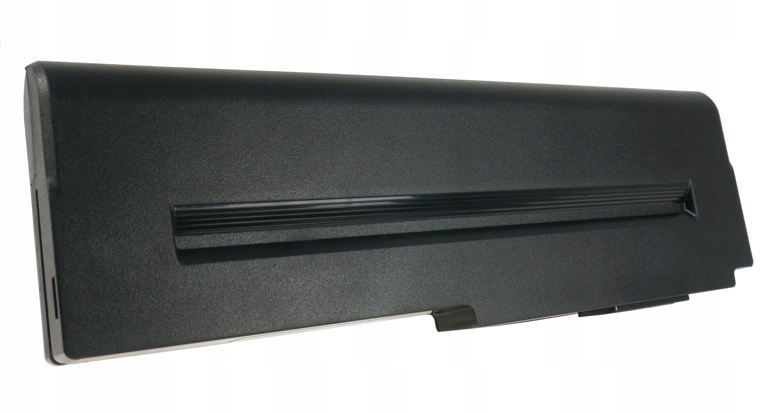 Czarna bateria do laptopa z prążkowaną powierzchnią i wycięciami.