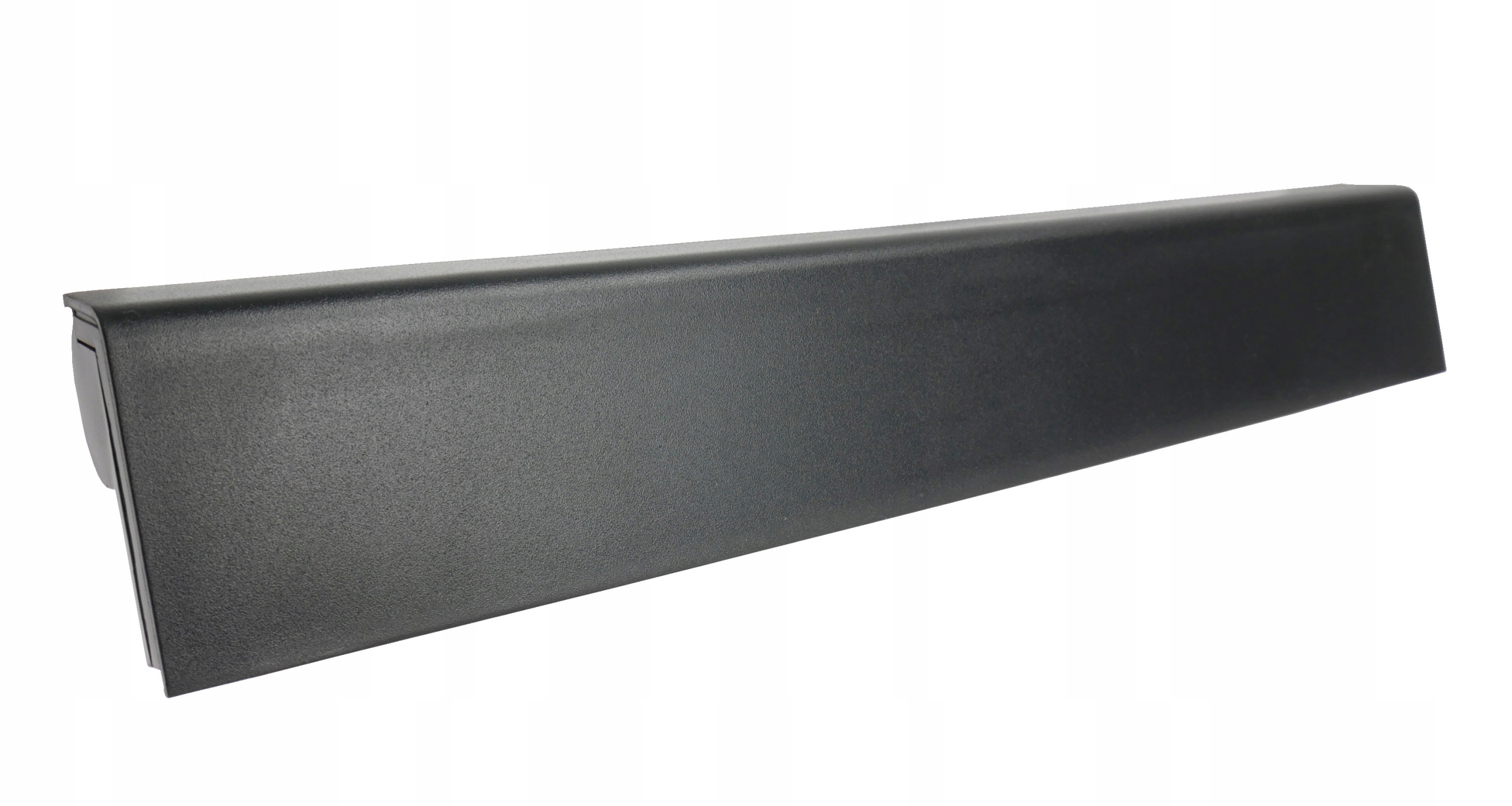 Czarny, podłużny pasek z tworzywa sztucznego o teksturowanej powierzchni na białym tle.