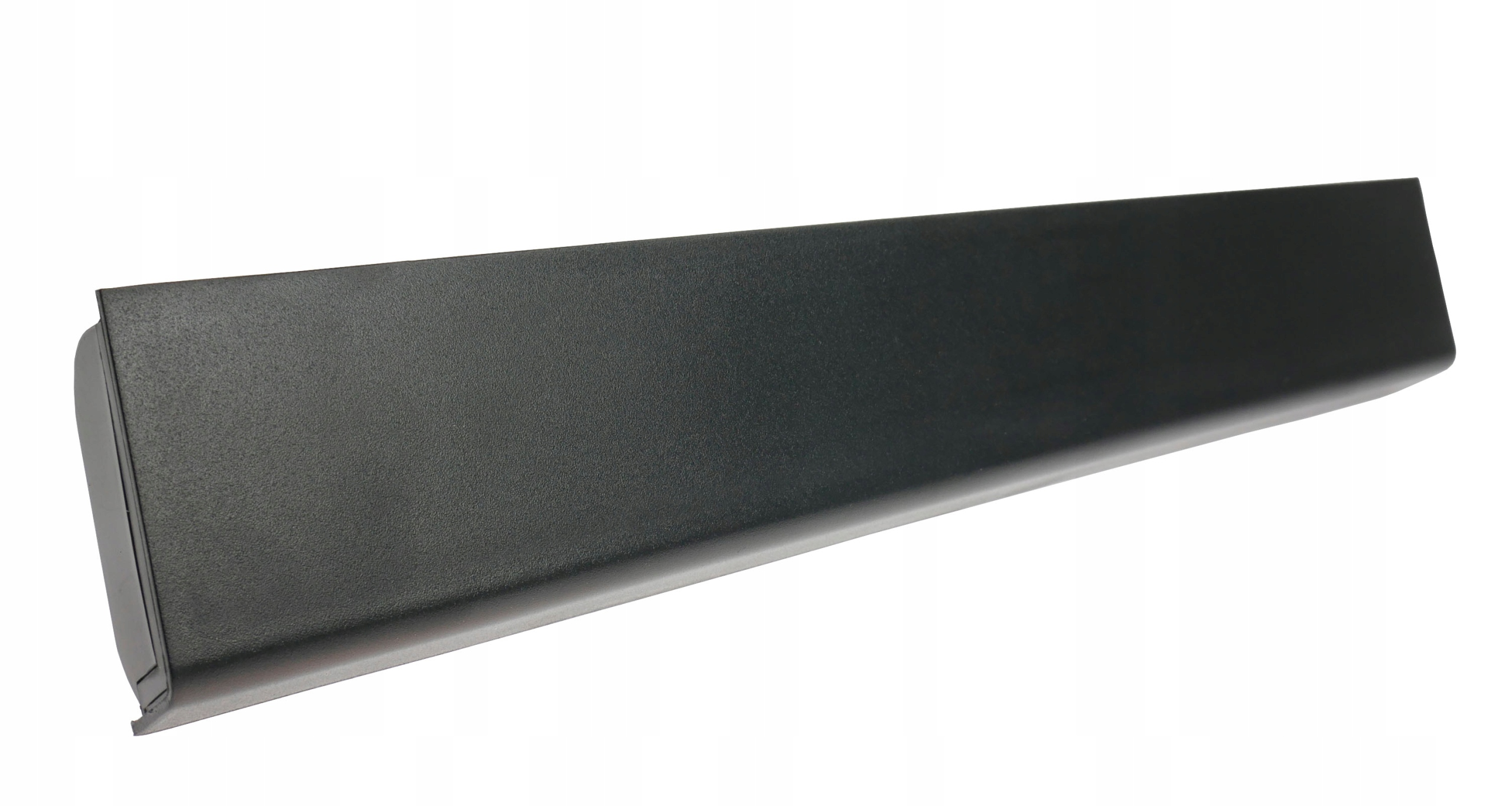 Ciemny, prostokątny przedmiot o matowym wykończeniu na białym tle.