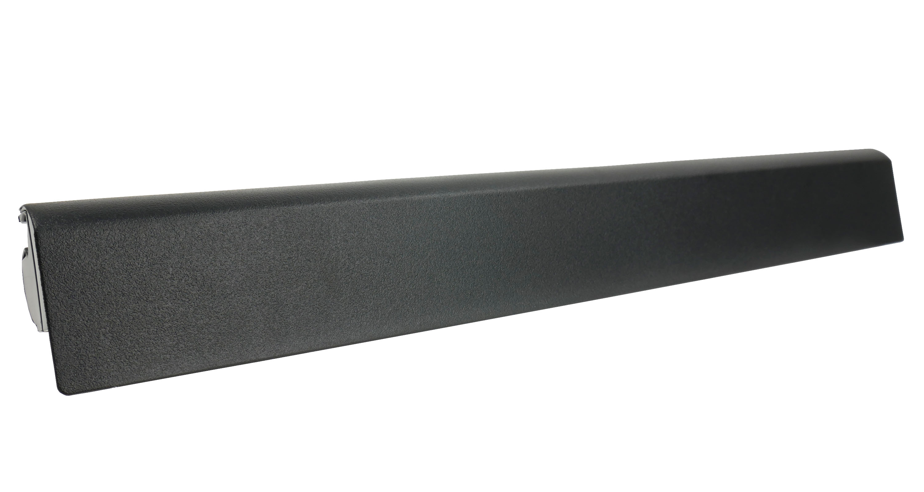 Czarny, prostokątny przedmiot o teksturowanej powierzchni na białym tle.