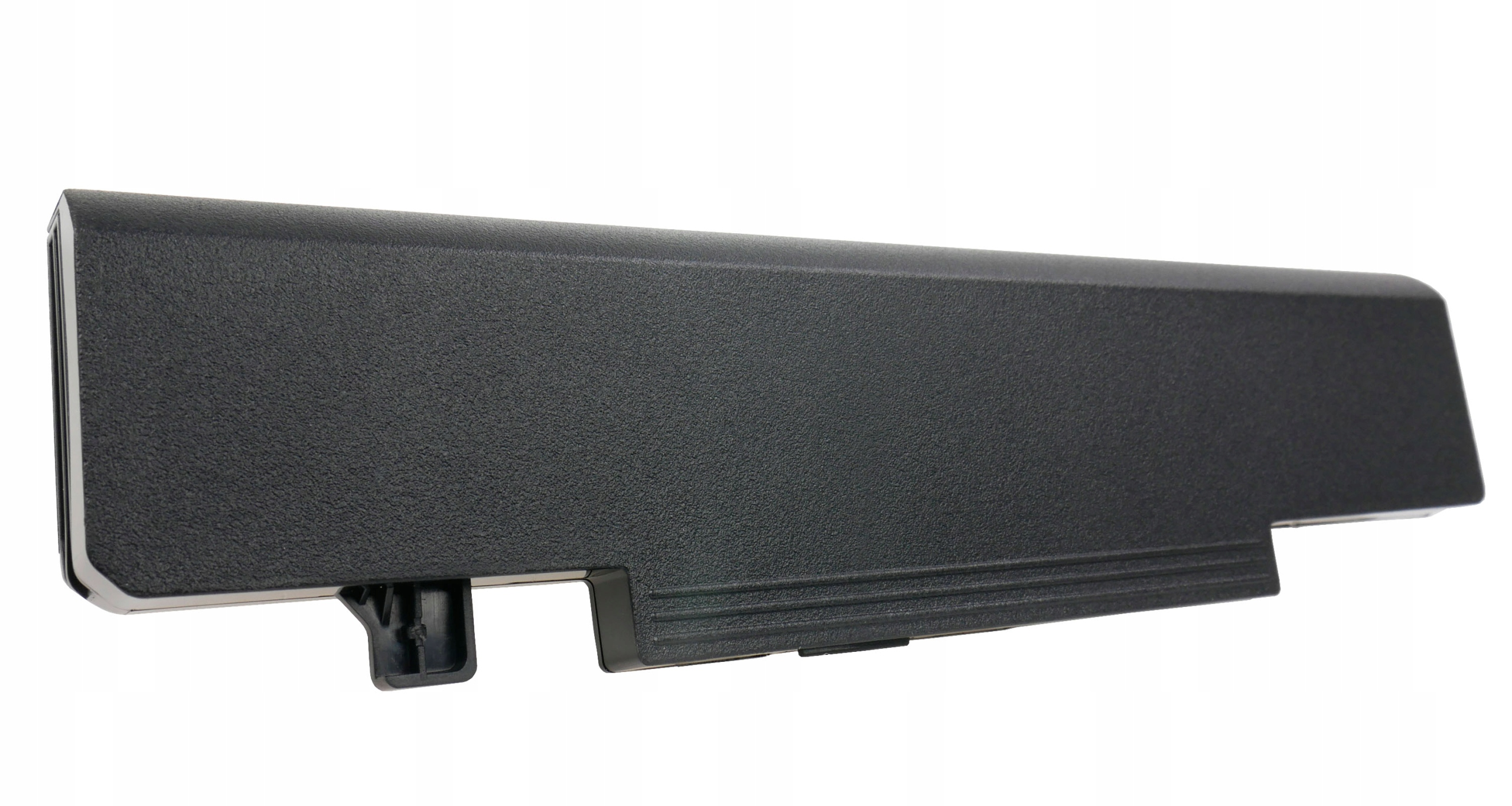 Czarna, prostokątna obudowa z teksturowaną powierzchnią i wycięciami.